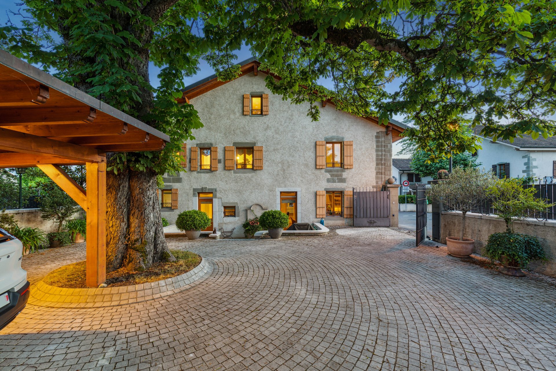 La propriété avec sa cour pavée privative