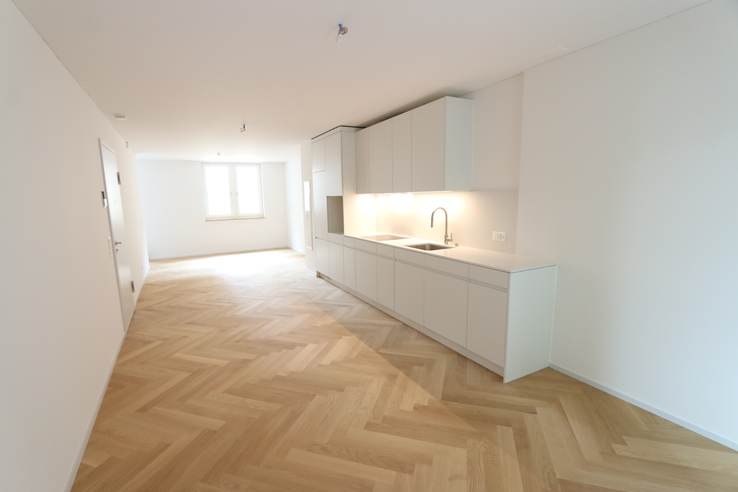 perfekte Positionierung der modernen Küche um sich individuell einzurichten