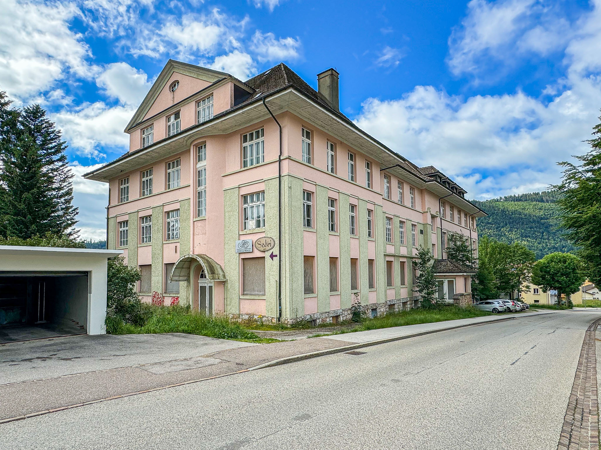 Vue du bâtiment  Vue du bâtiment