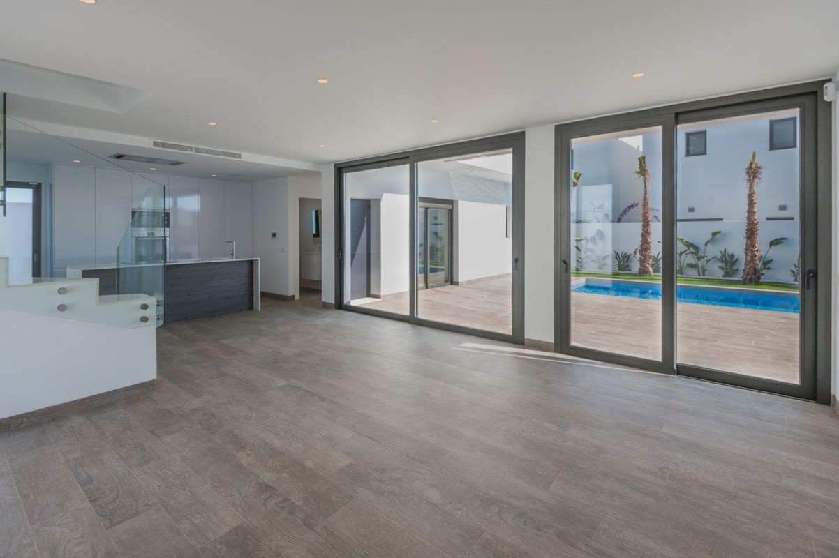 Séjour - cuisine ouvert sur la terrasse et piscine privative