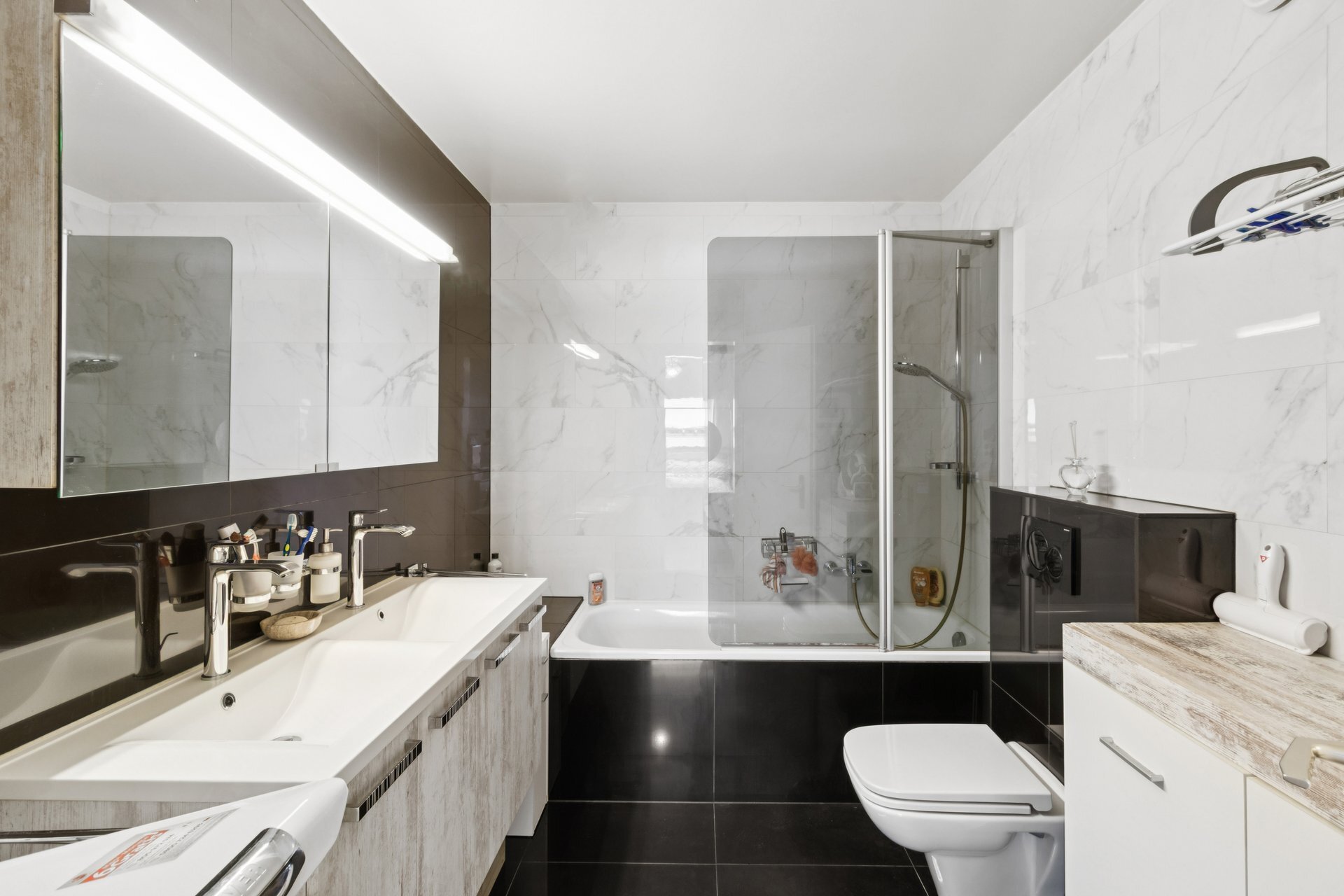 Salle de bains avec double vasque