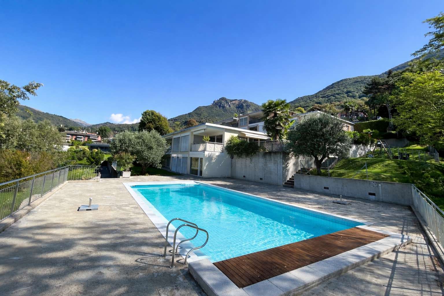 piscina condominiale esterna riscaldata