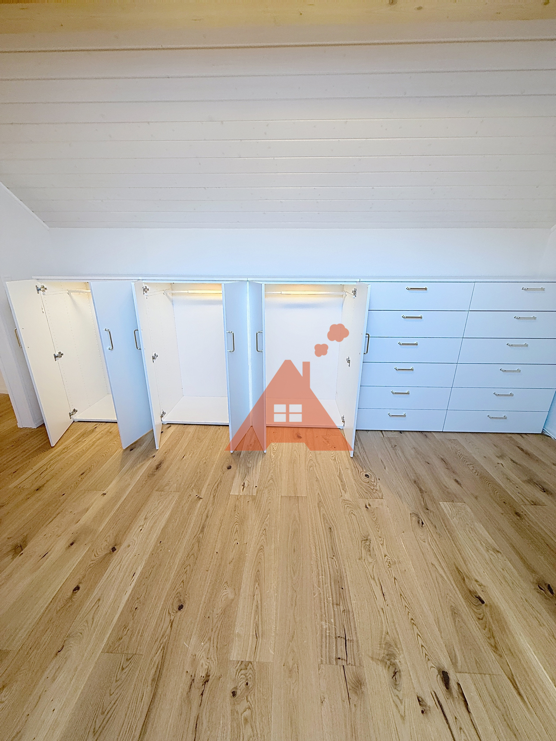 une pièce avec des planchers et des armoires en bois une pièce avec des planchers et des armoires en bois