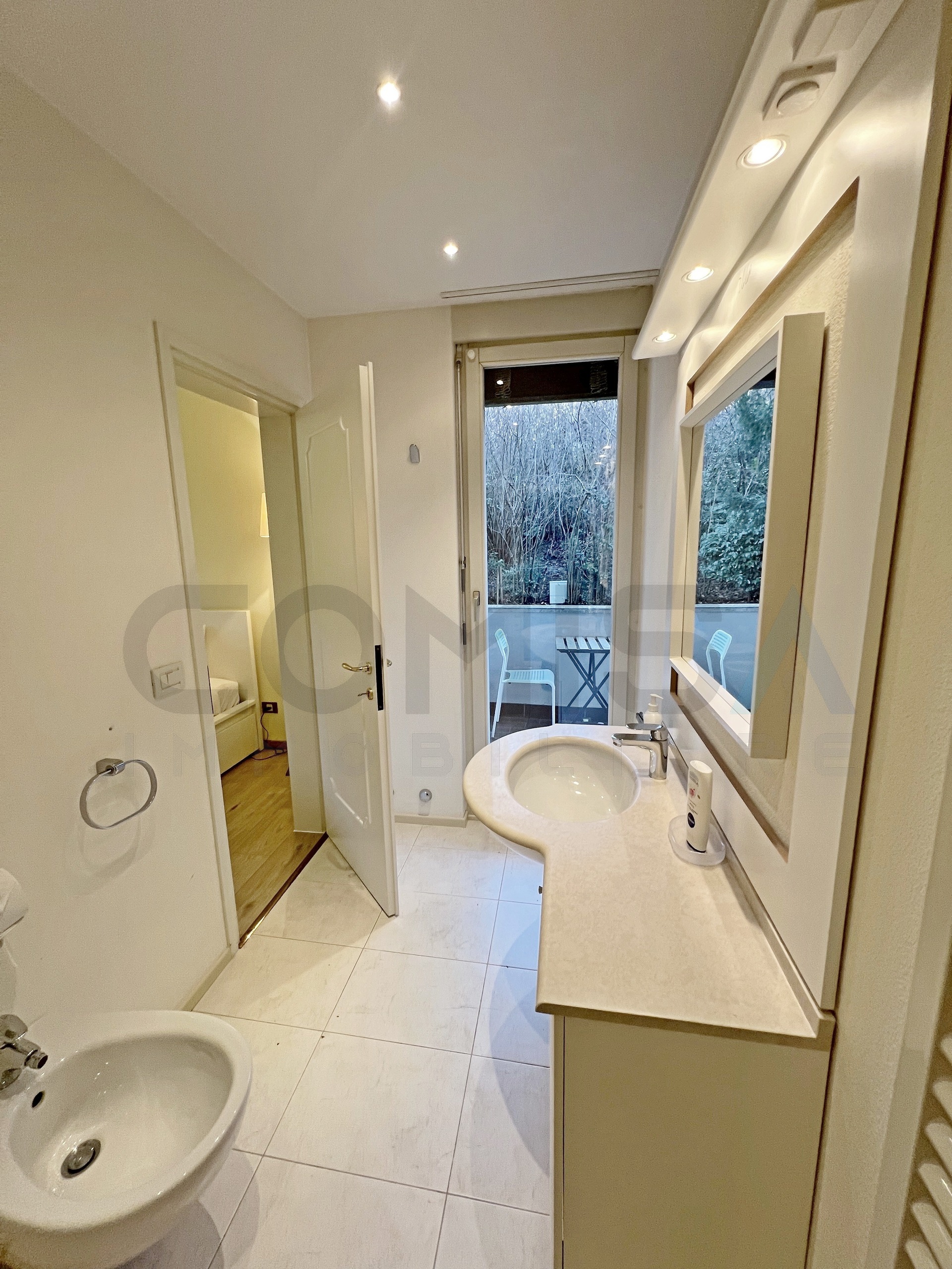 bagno con balcone e vista nel verde