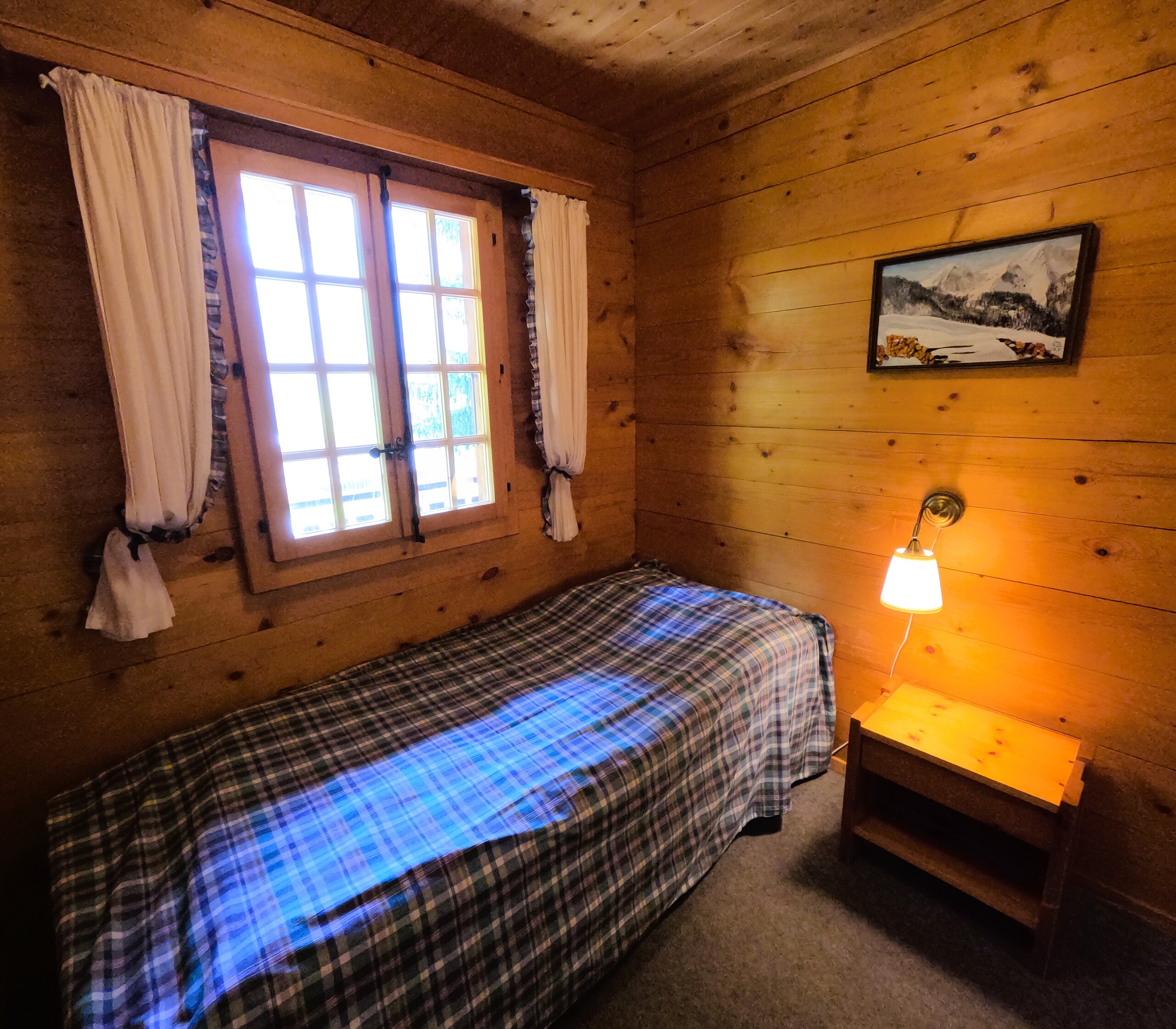 Chambre à coucher avec un lit simple 