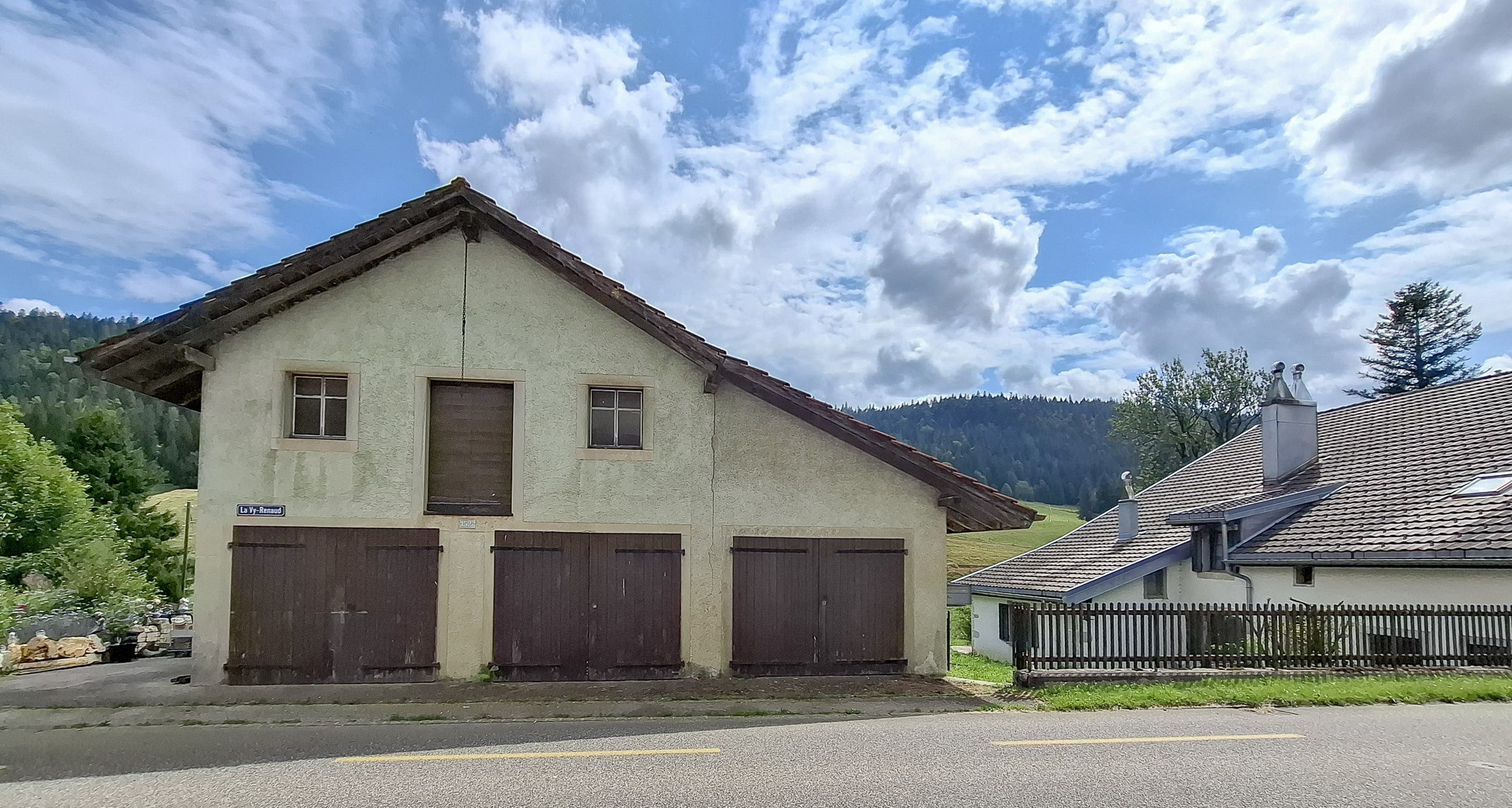 Maison attenante avec 3 garages indépendants