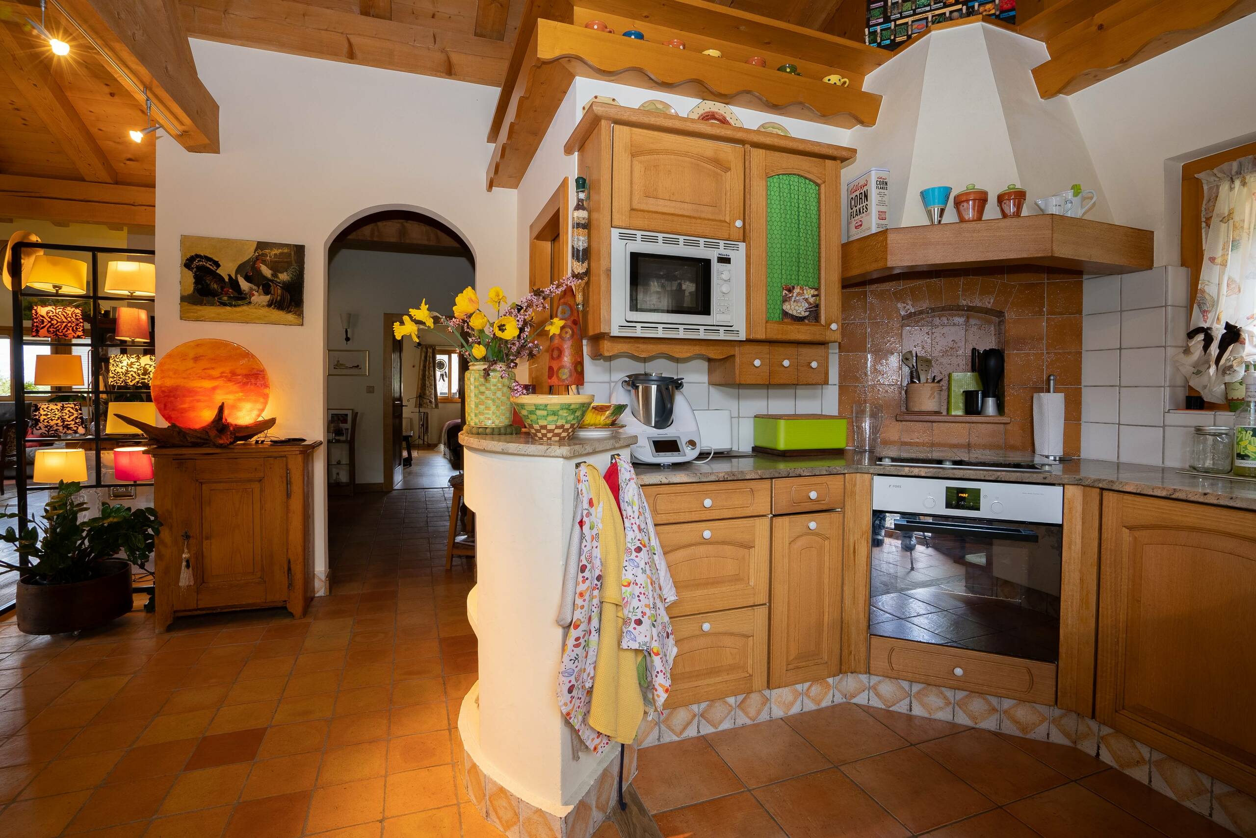 Vue intérieure cuisine équipée en bois – Chalet La Tsombe à vendre Verbier