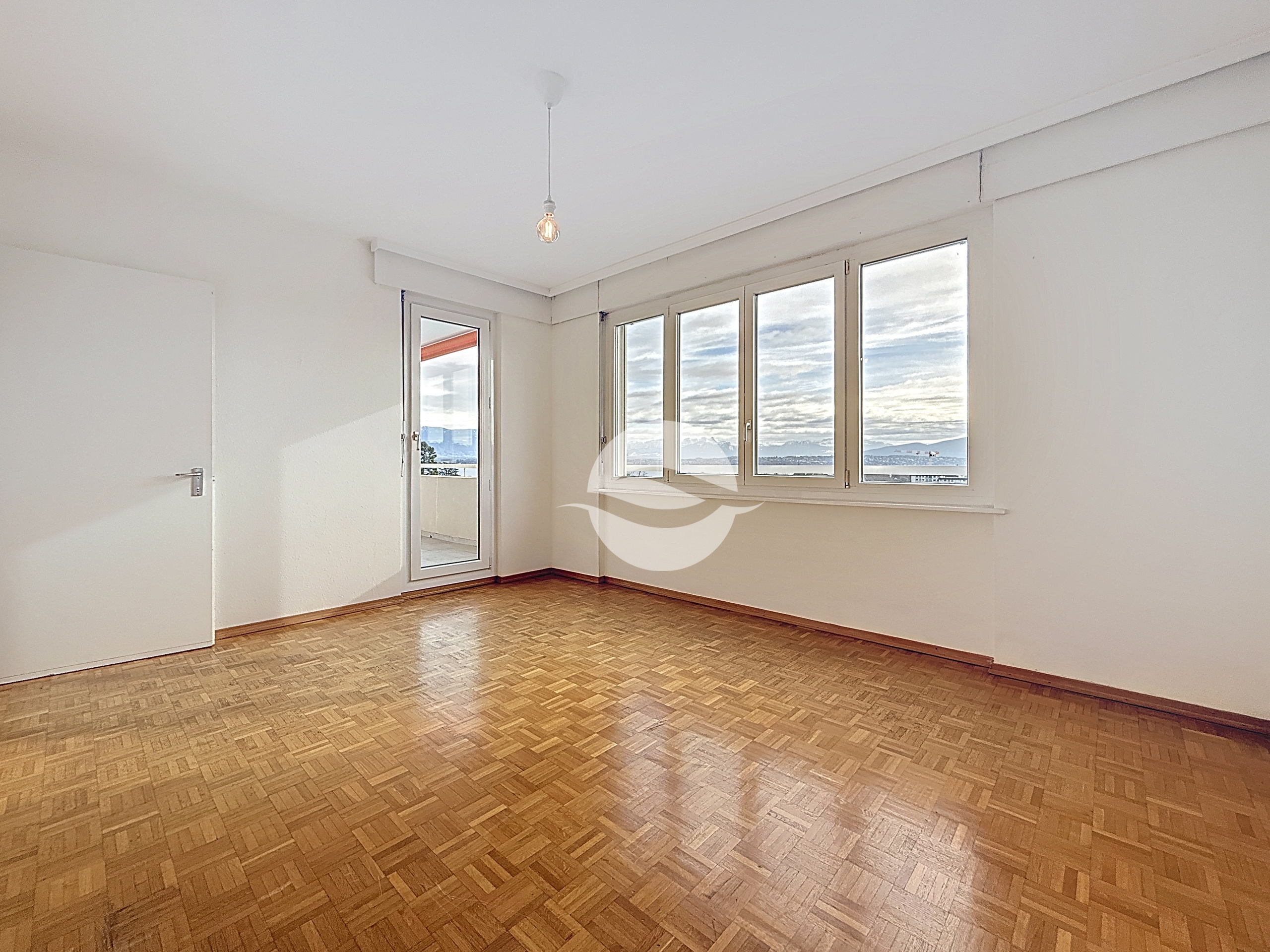 Grande chambre avec accès au balcon