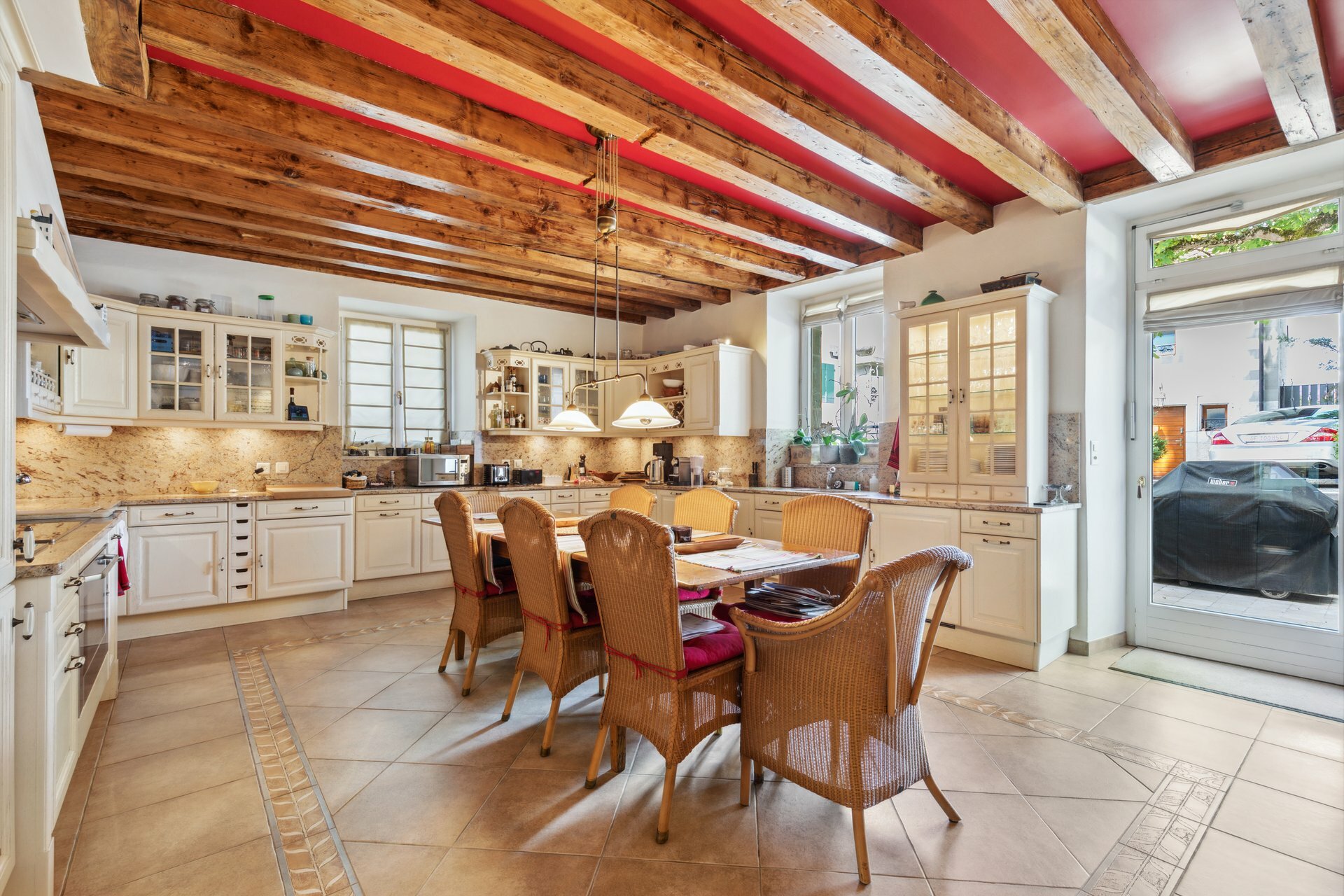 Grande cuisine semi-ouverte sur le séjour et entièrement équipée