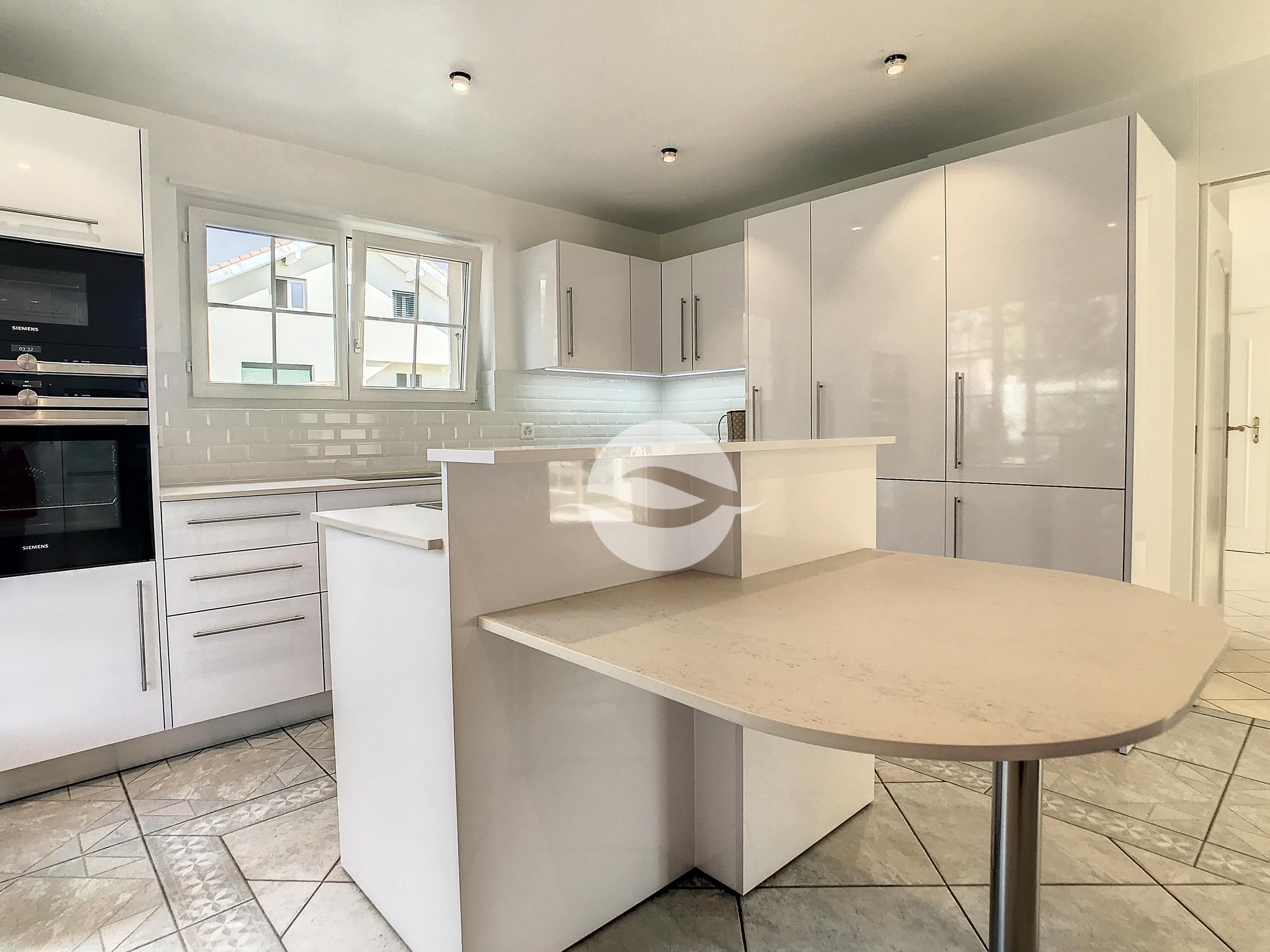 Cuisine équipée avec accès à la terrasse