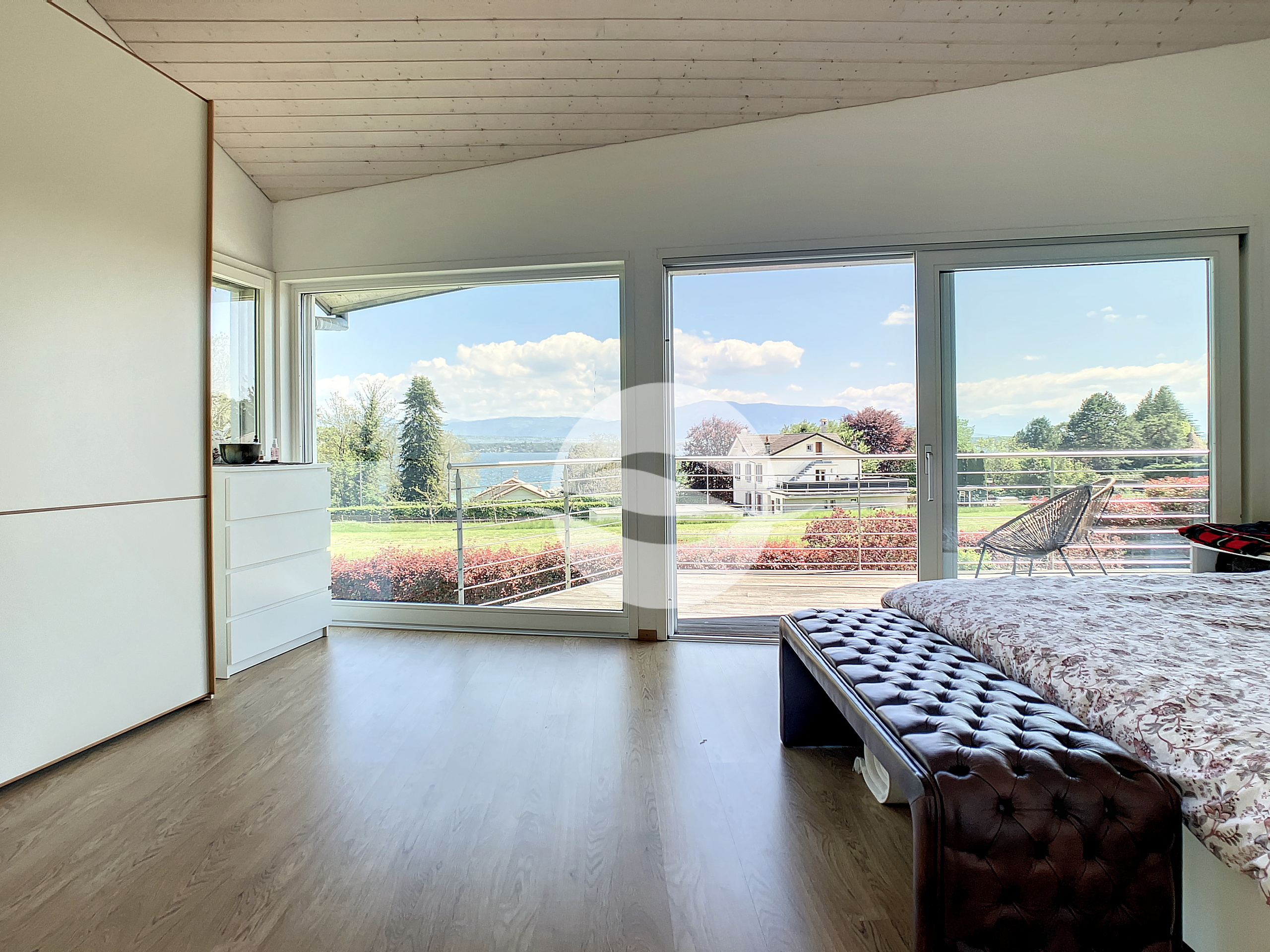 1er : Chambre avec armoires et accès au balcon