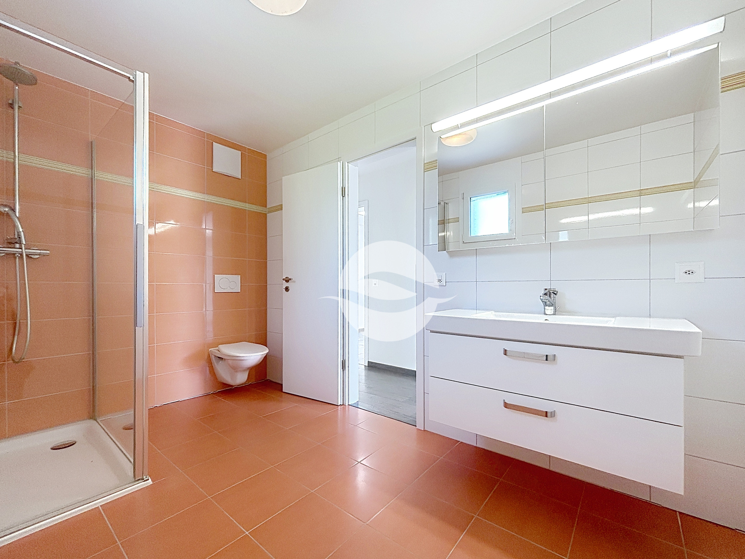 Master bedroom avec salle de douche