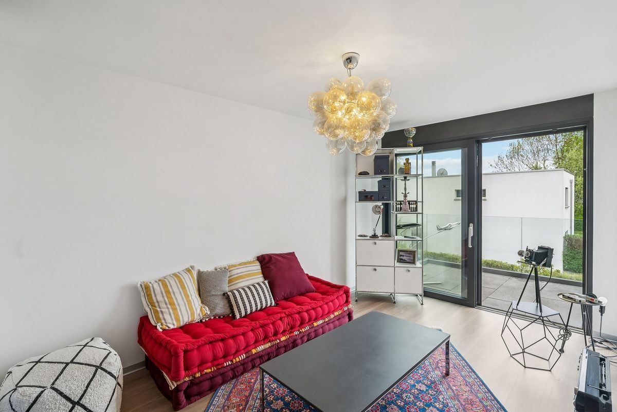 Salon avec accès terrasse et décoration moderne.