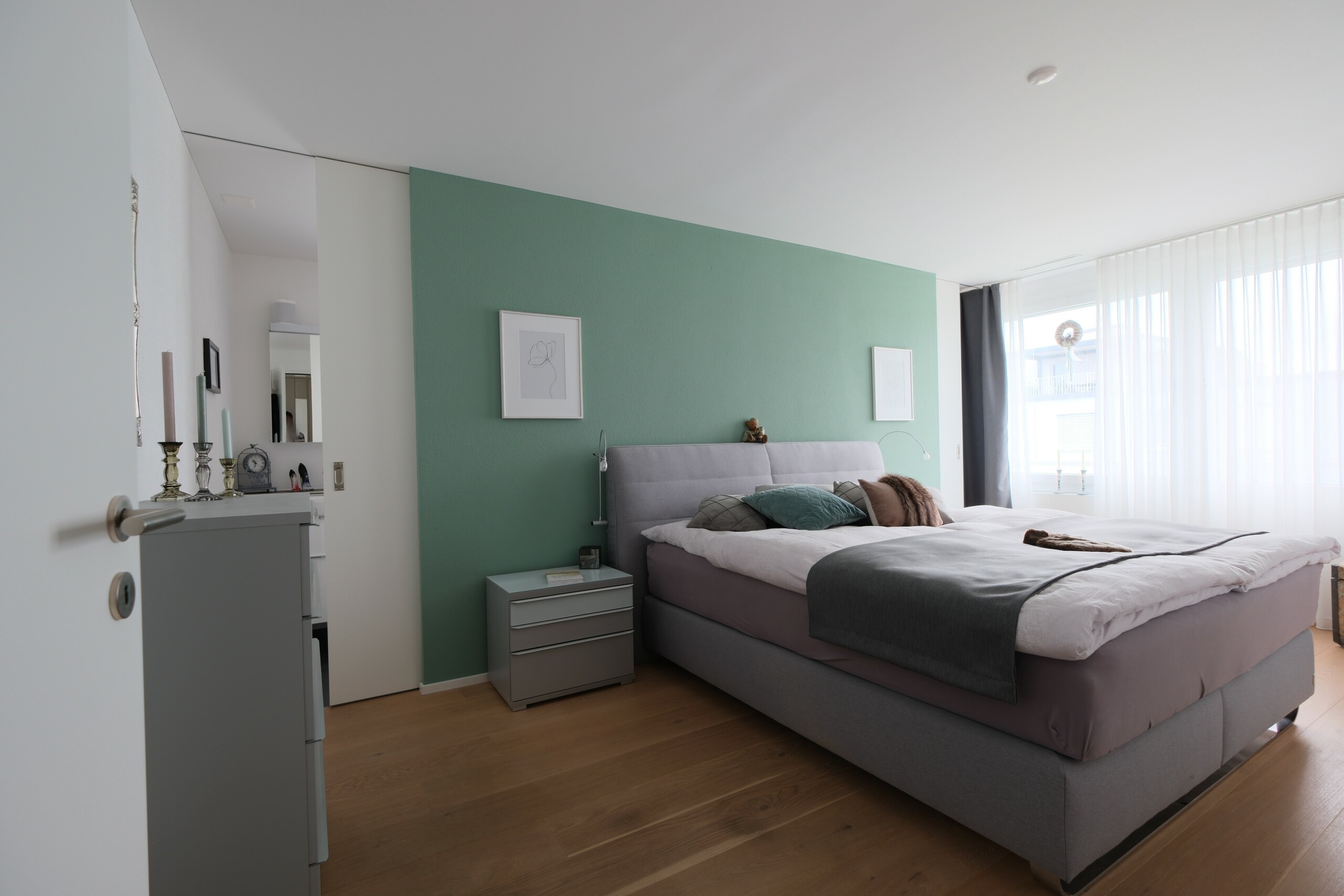 Schlafzimmer mit Bad en Suite und Ankleide