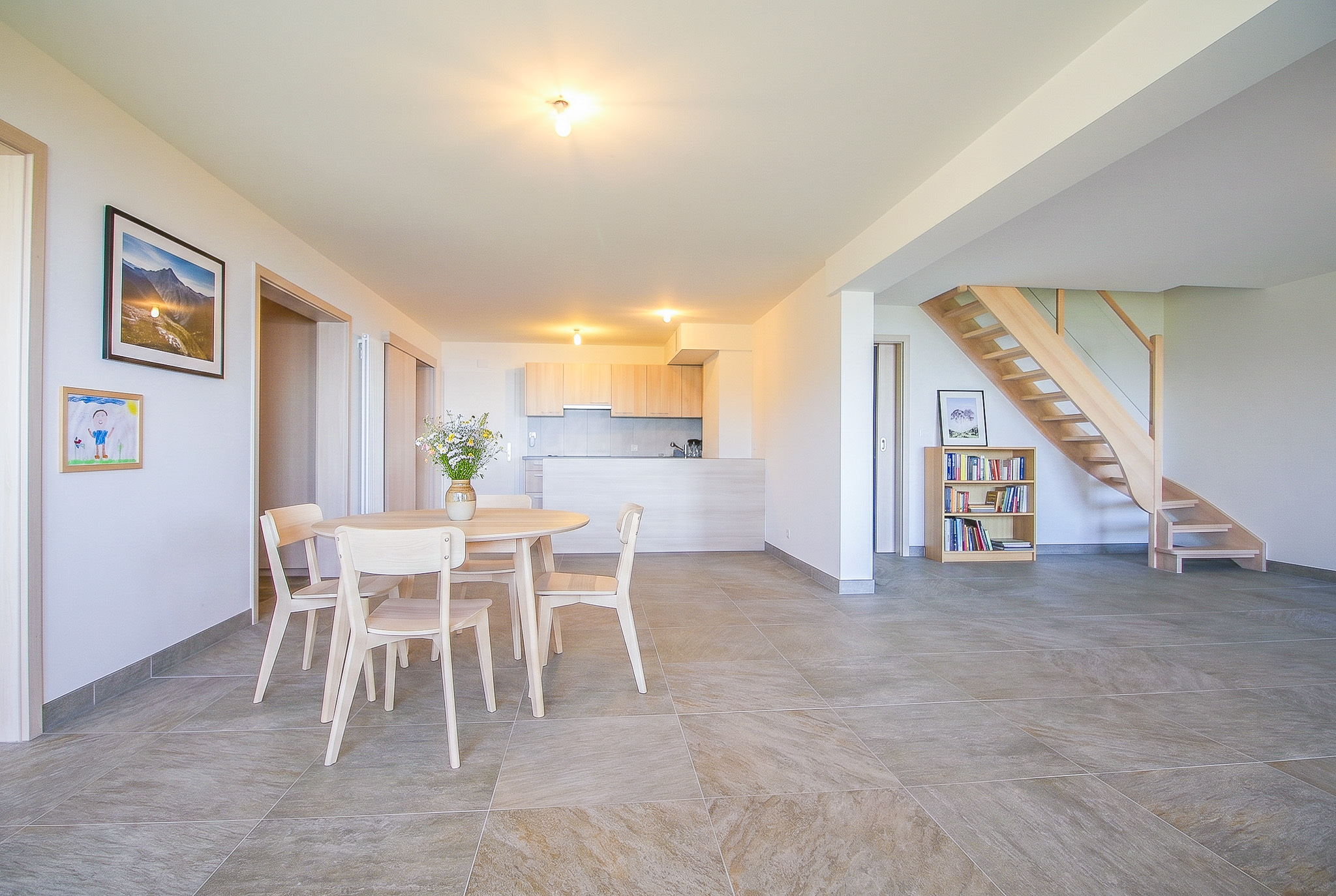 Salle à manger au 1er niveau avec accès direct à la terrasse