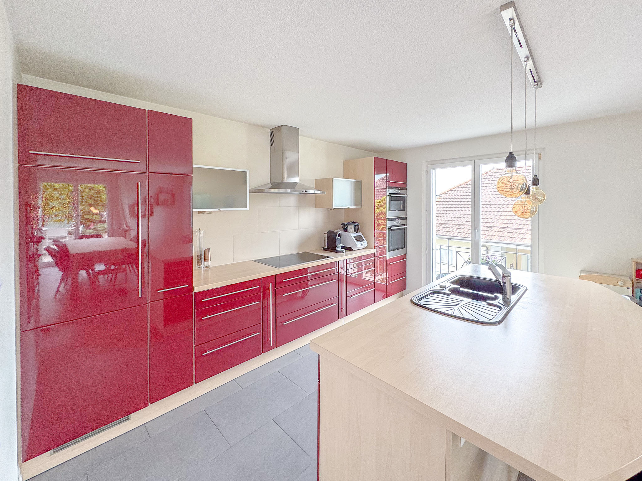 Cuisine agencée ouverte au rez supérieur Cuisine agencée ouverte au rez supérieur