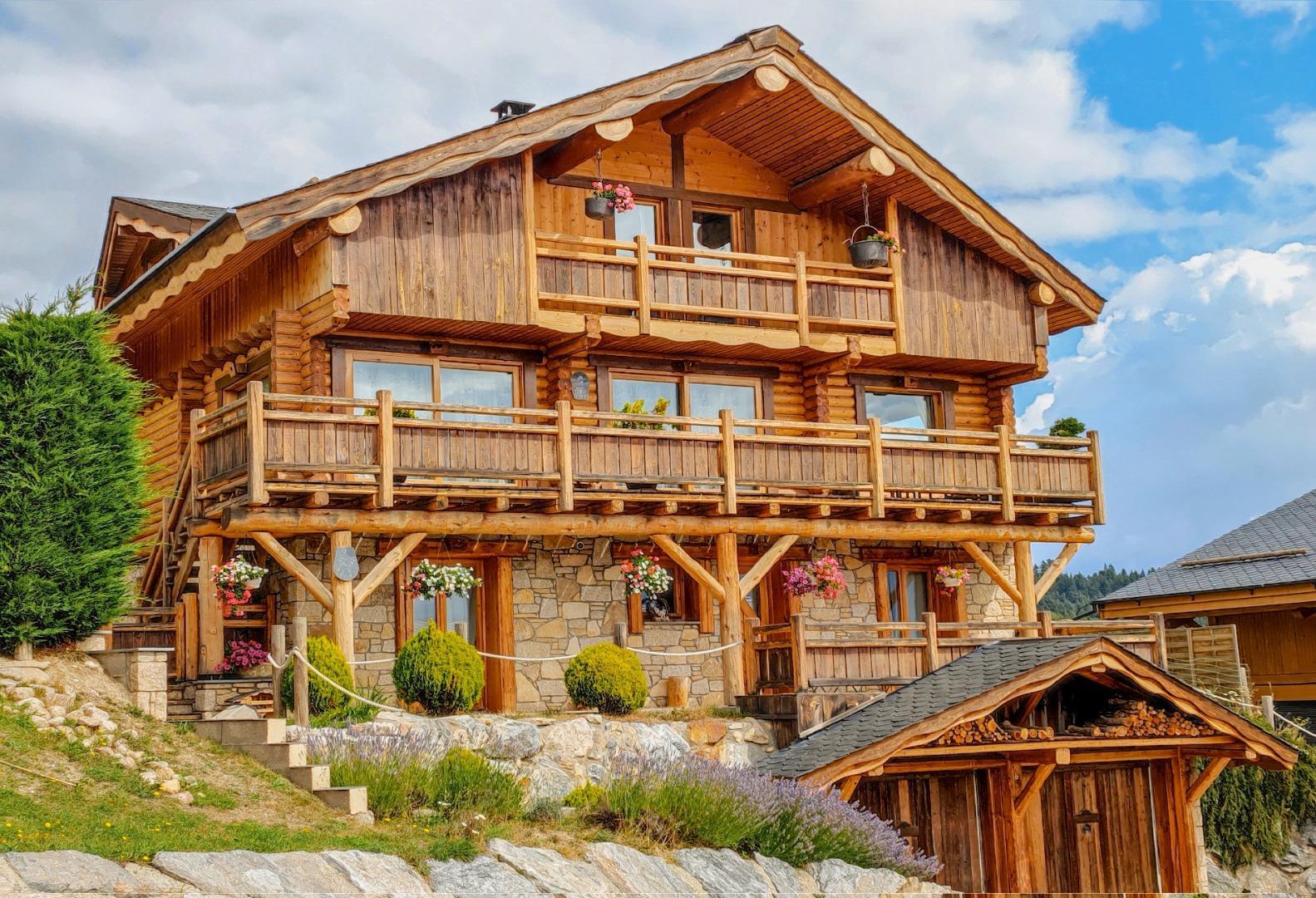 une maison en bois dans les montagnes