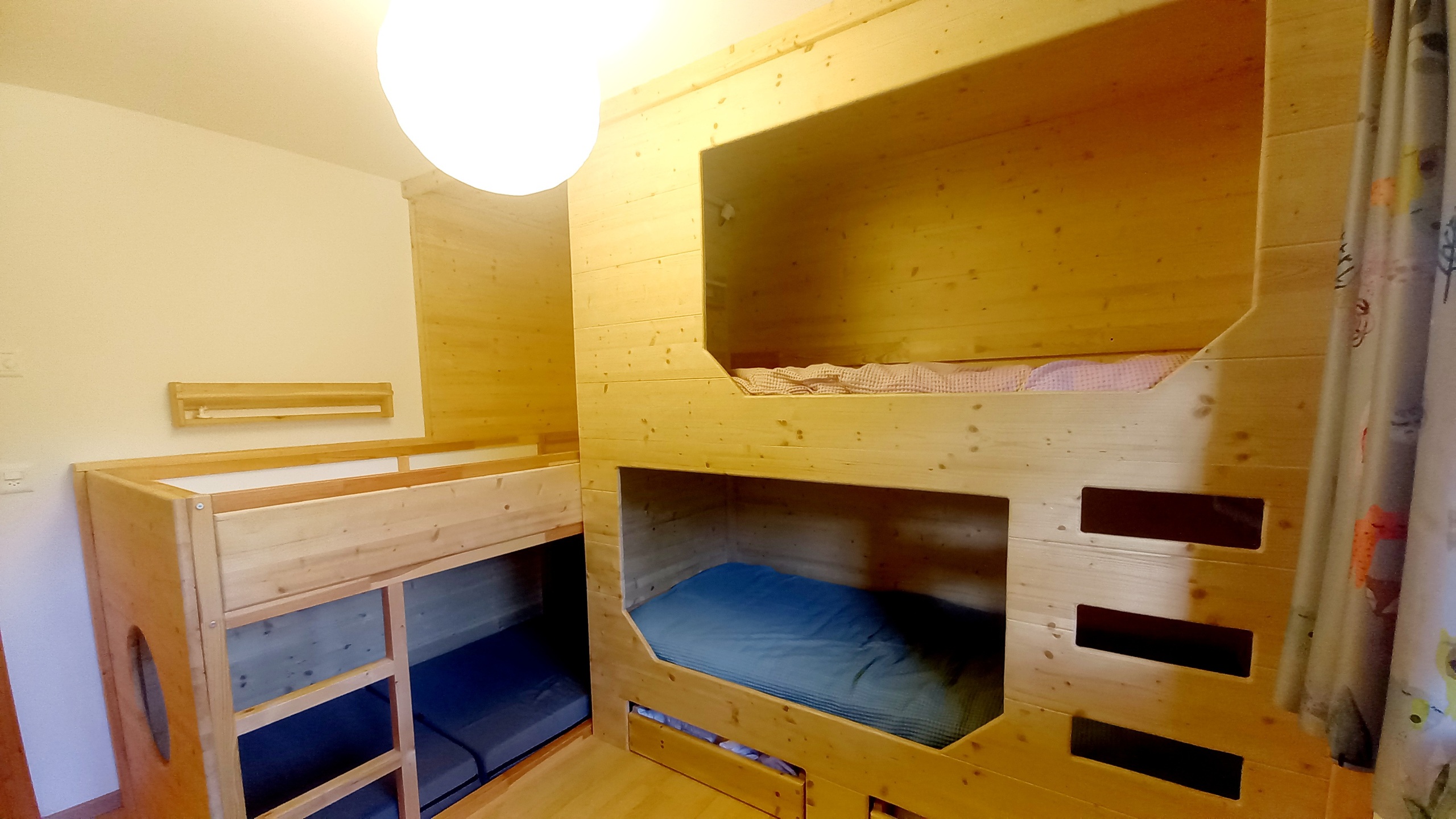 Chambre avec 4 lits superposés Chambre avec 4 lits superposés