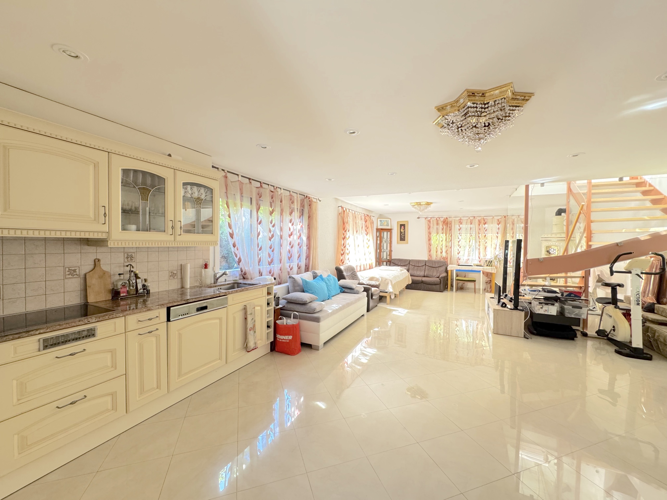 Interior view 8