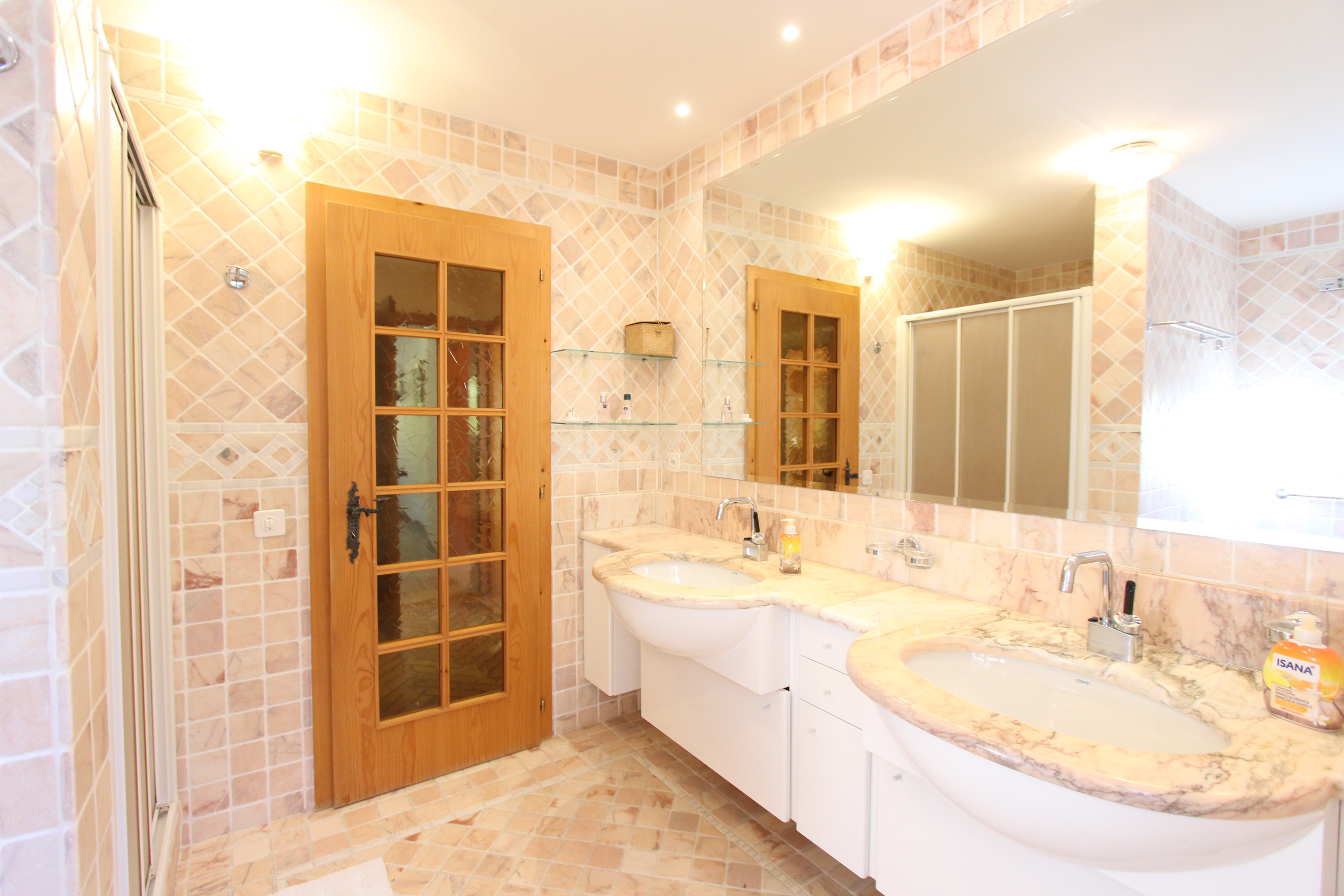 Premier étage / Salle de bain privative avec douche, lavabo double vasque, bidet et WC