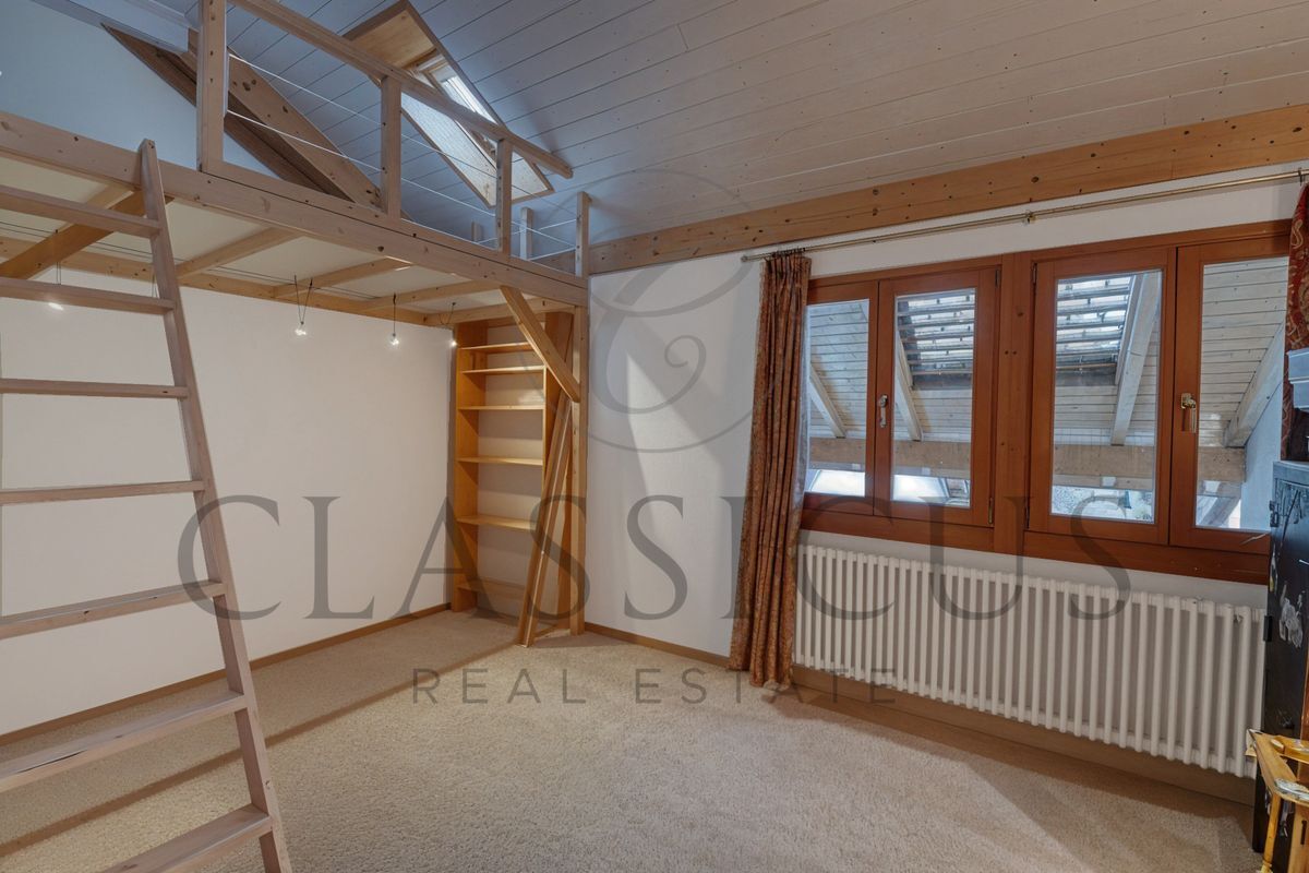 Chambre incluant un espace mezzanine en bois sous le toit. Chambre incluant un espace mezzanine en bois sous le toit.