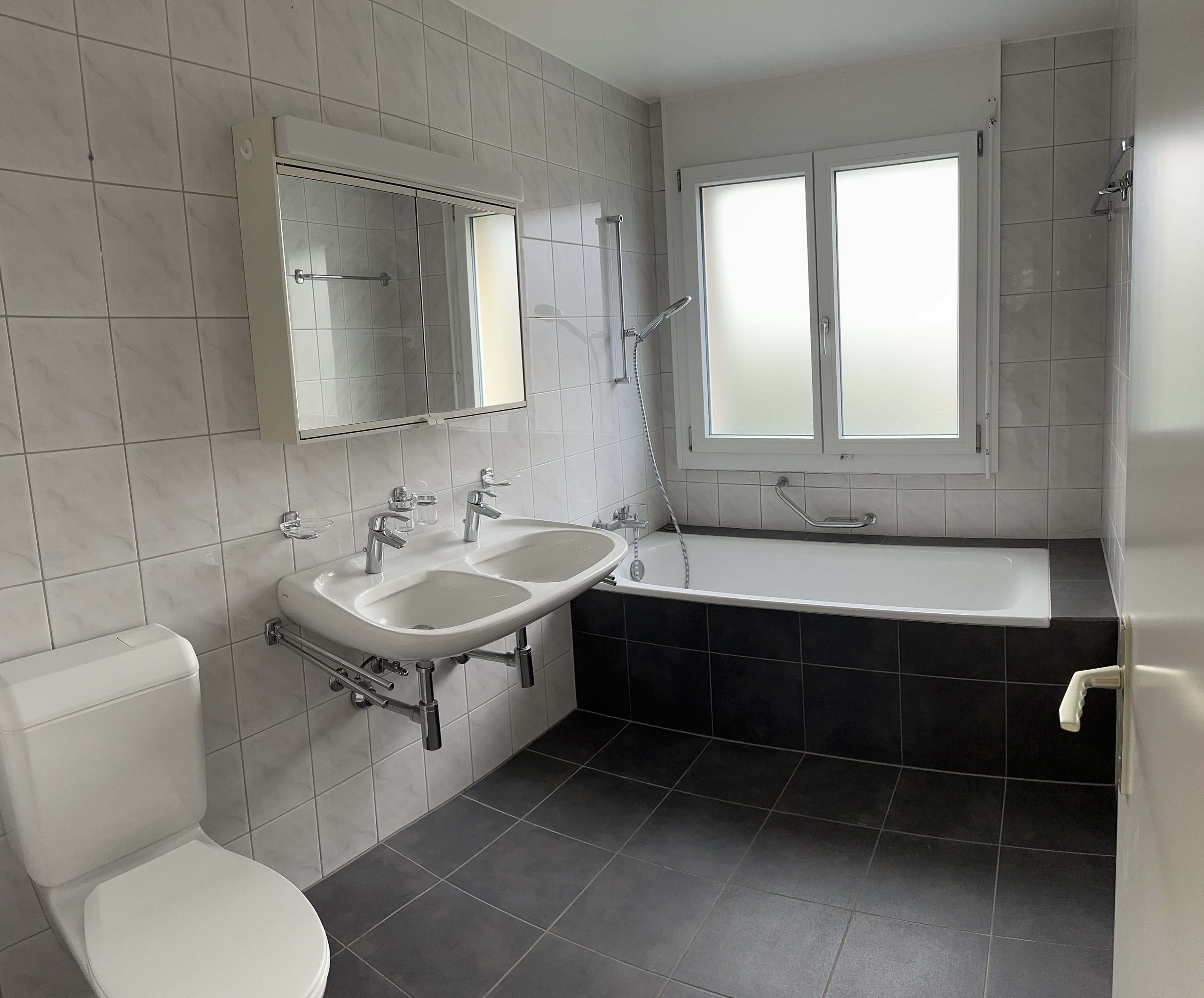 Une salle de bain pour le 4,5 pces avec toilette visiteurs