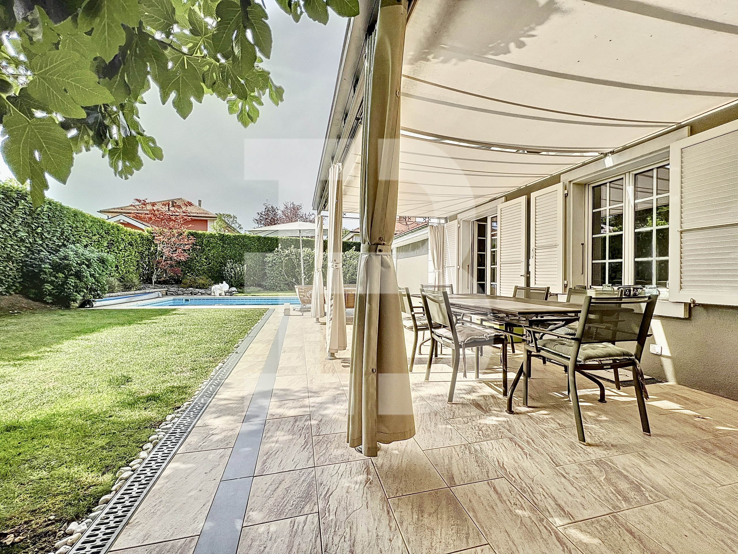 Terrasse jouxtant le jardin et la piscine Terrasse jouxtant le jardin et la piscine