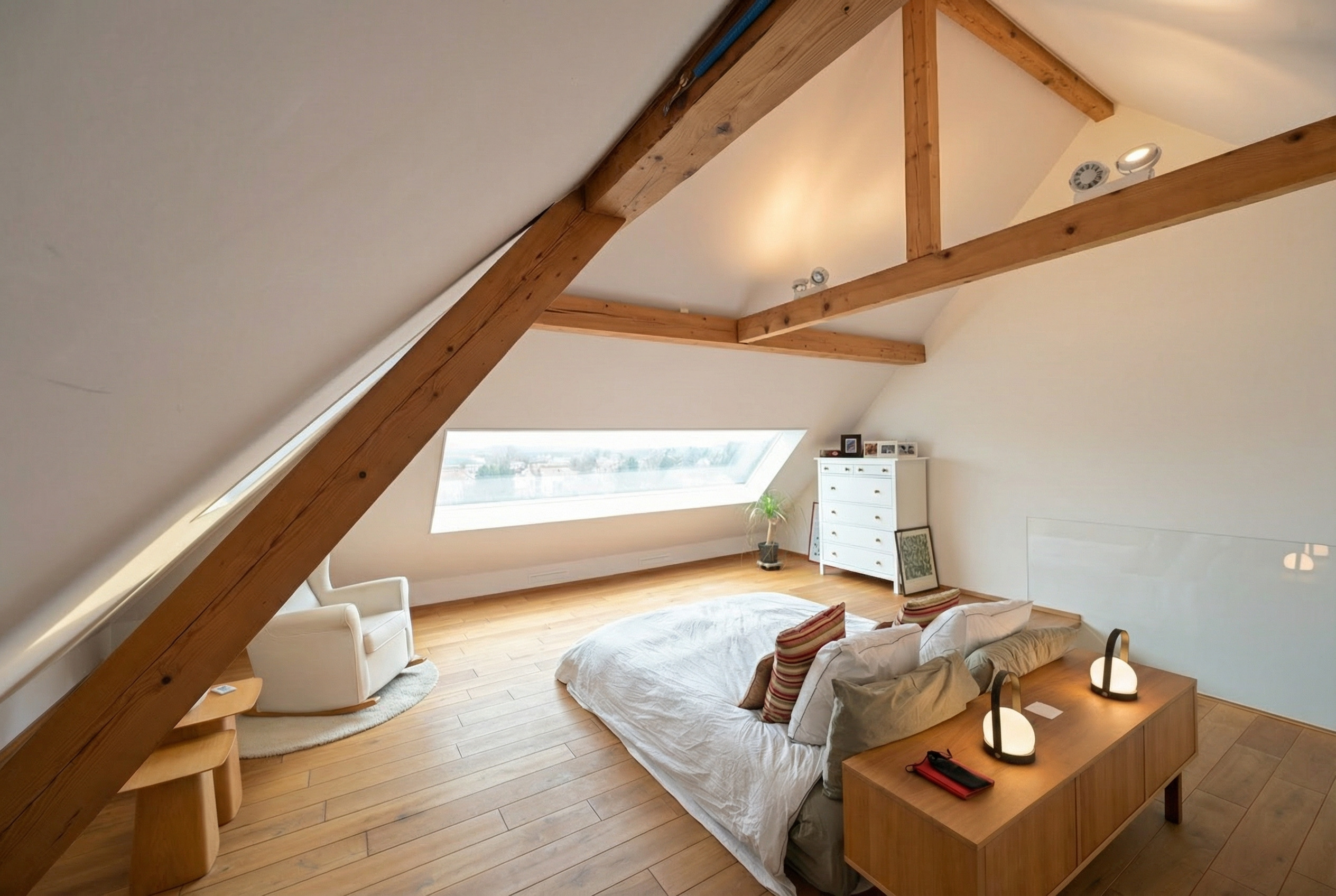 DACHOGESCHOSS | MASTERBEDROOM MIT BAD EN SUITE SOWIE BEGEHBARE ANKLEIDE