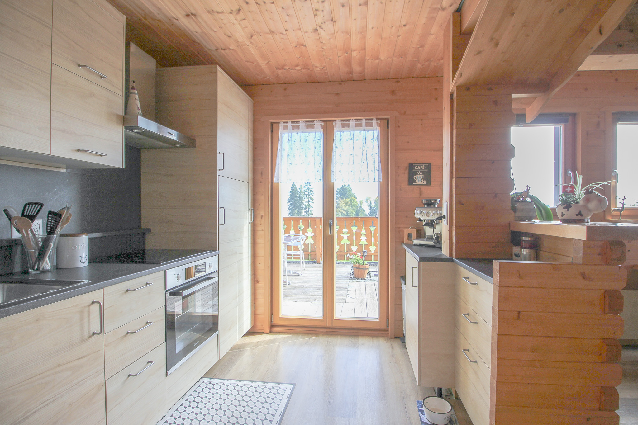 1er étage - cuisine agencée ouverte et accès au balcon