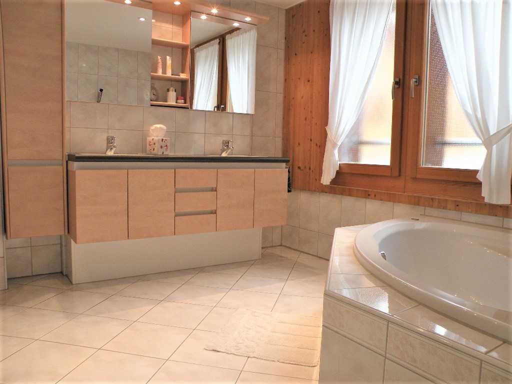 Das grosse Bad mit Sprudelwanne