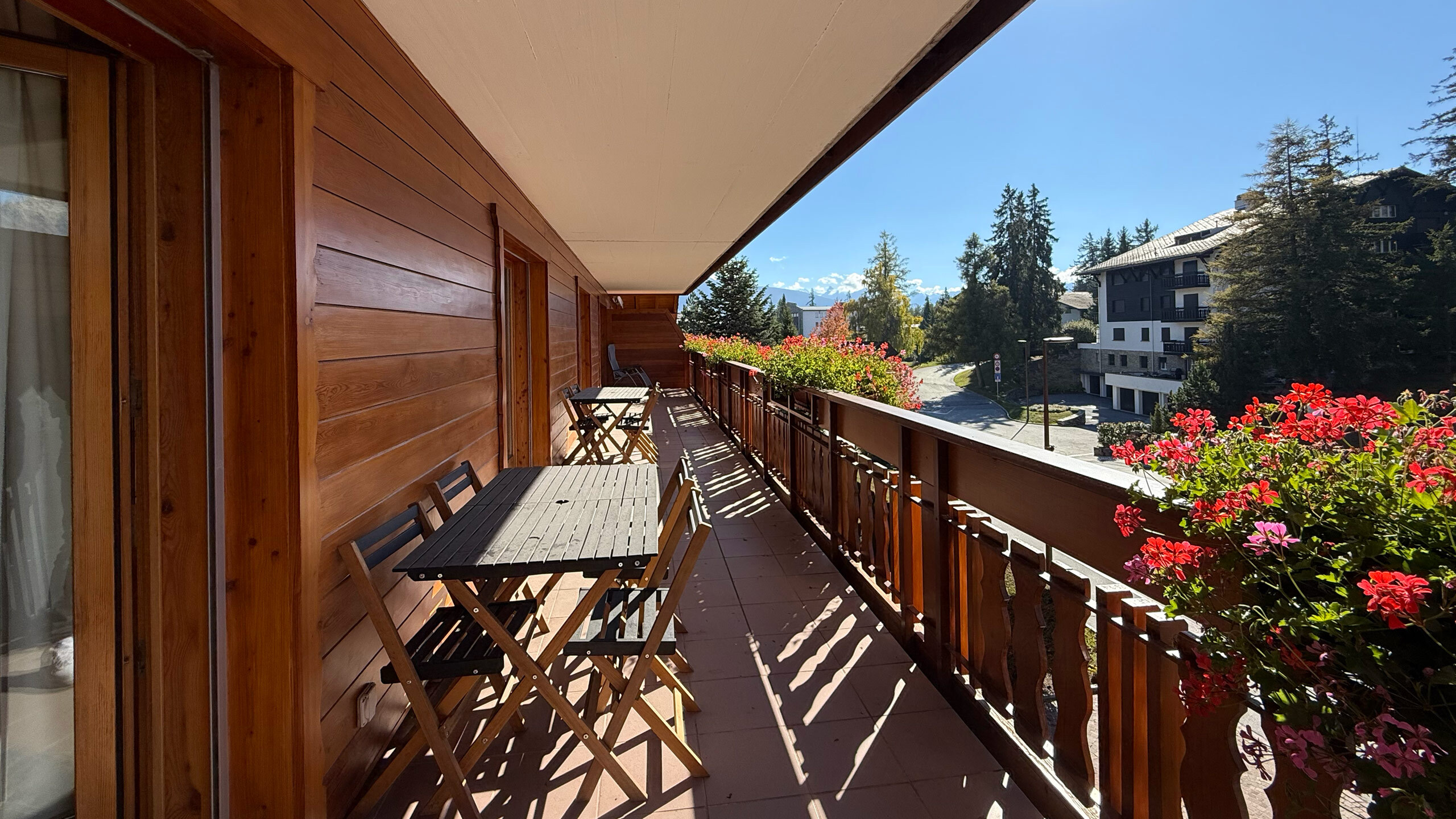 Ampio balcone con tavolo e sedie Ampio balcone con tavolo e sedie