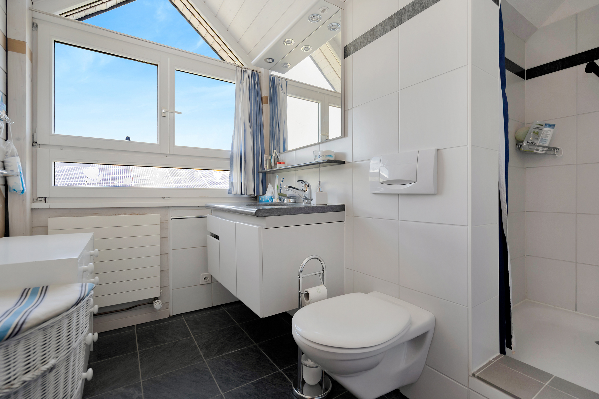 Nasszelle im Obergeschoss mit Dusche, Lavabo und Toilette (2024)