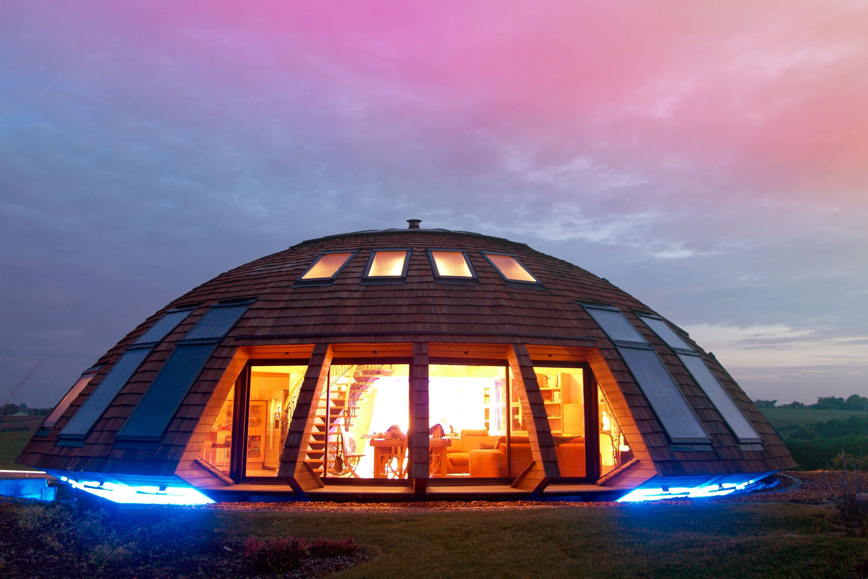 Domespace, la maison écologique qui limite les émissions de CO2 : l'extérieur de nuit.