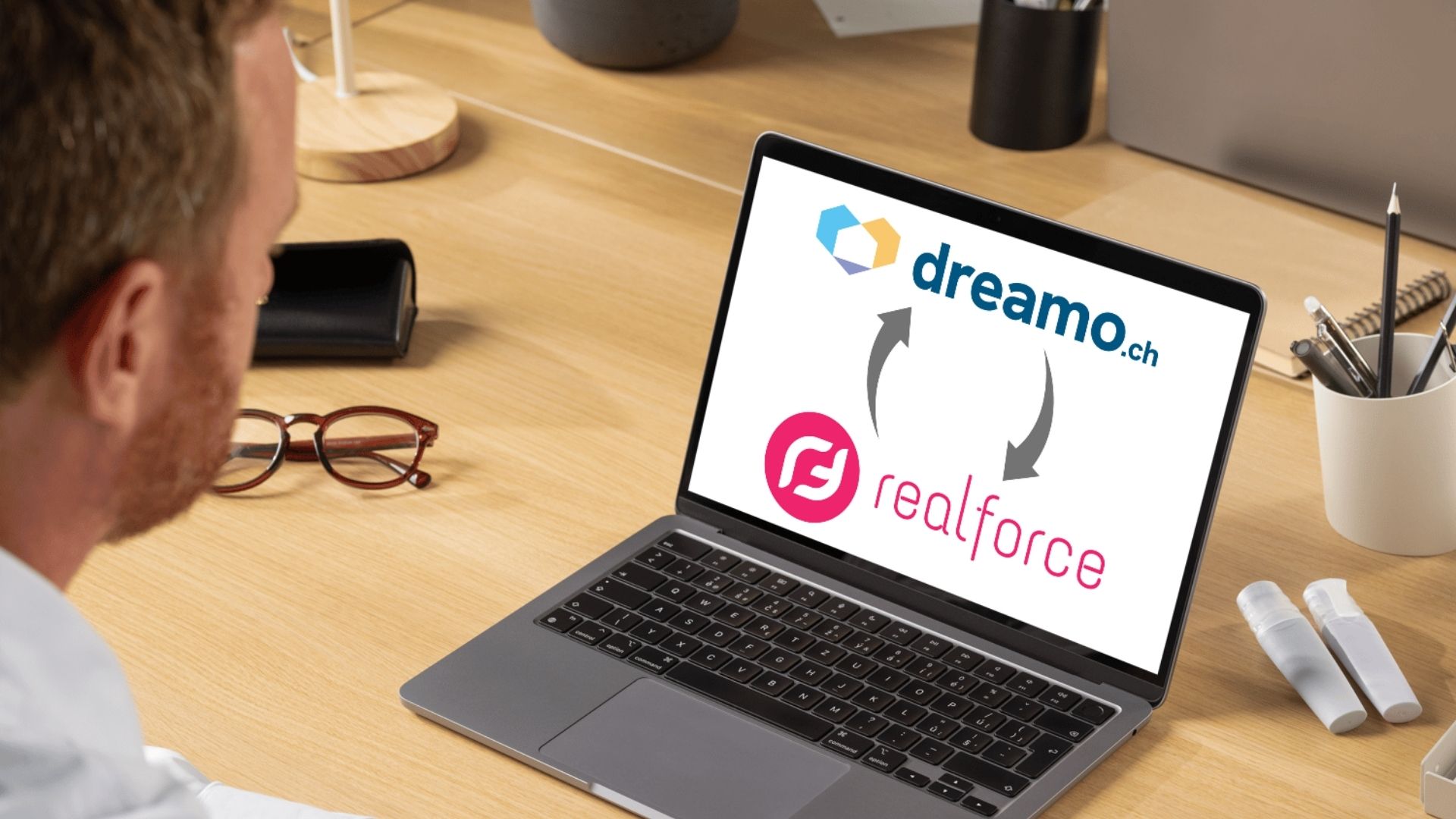 Intégration entre le portail immobilier dreamo.ch et Realforce, illustrant leur connexion pour la diffusion d’annonces immobilières en Suisse.