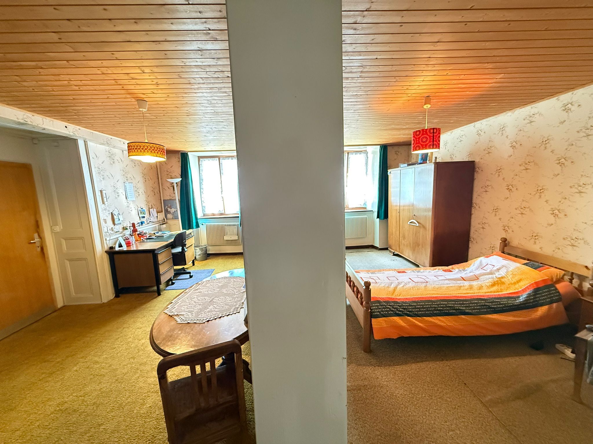 die Tür links führt in den Raum (Bäckerei) - Zimmer mit Wohnung Nr. 1 verbunden (Dienstwohnung)