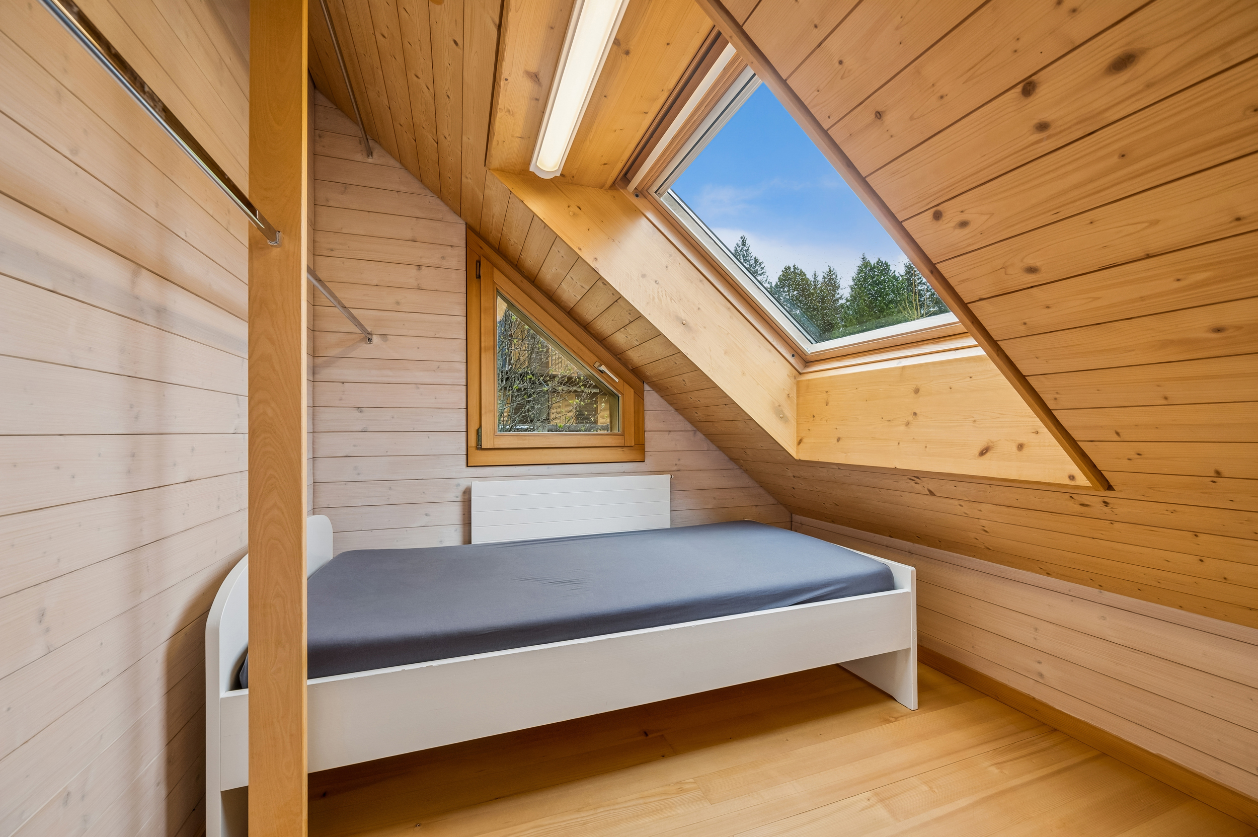zweites Schlafzimmer mit Dachschräge