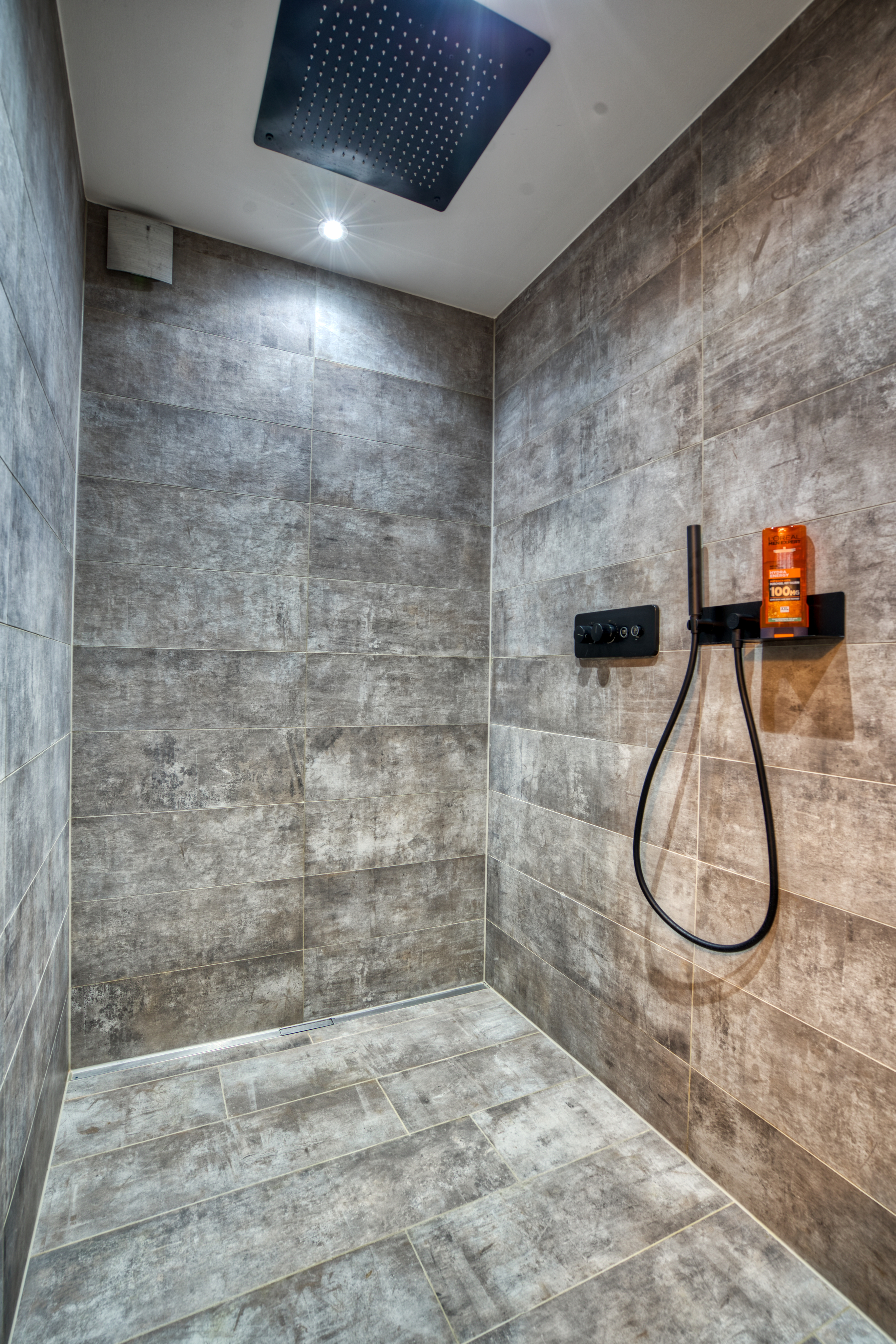 Grosse Dusche bodeneben