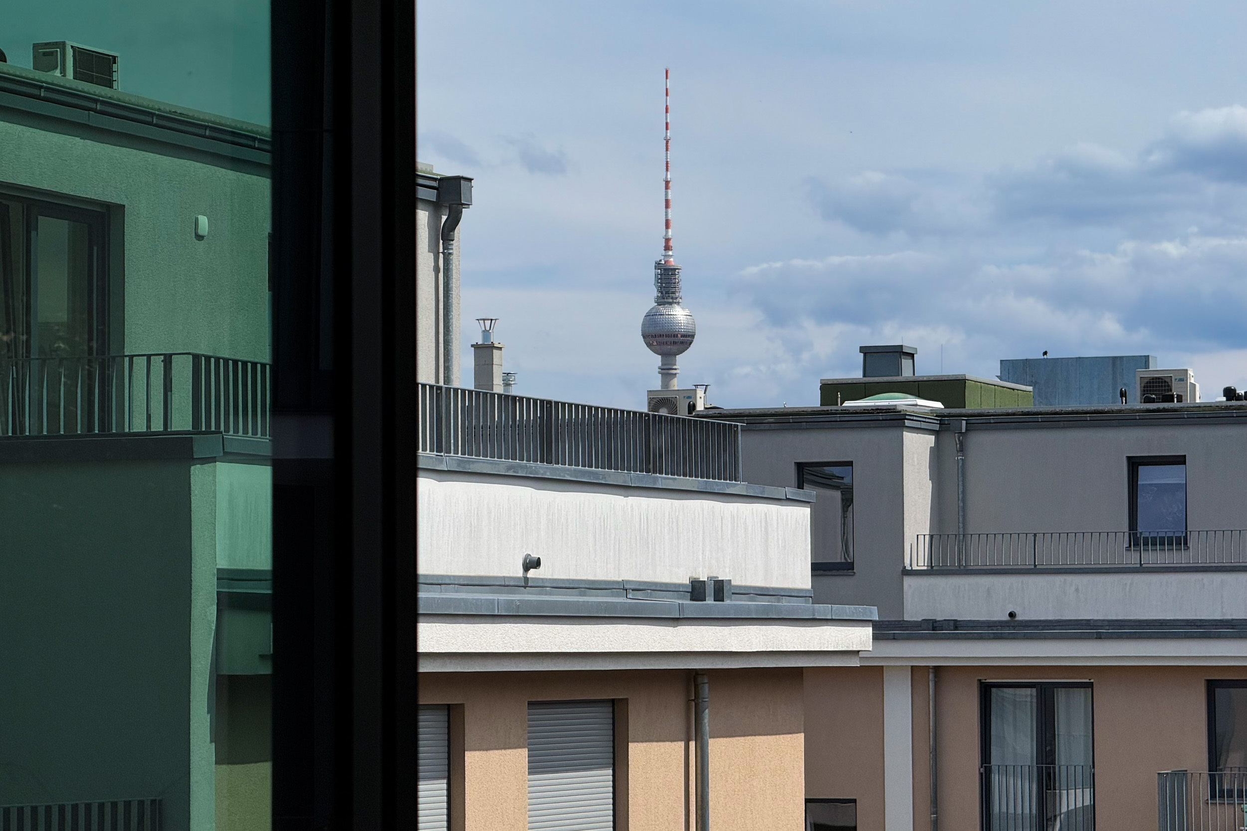 Blick auf den Fernsehturm vom Balkon aus. Blick auf den Fernsehturm vom Balkon aus.