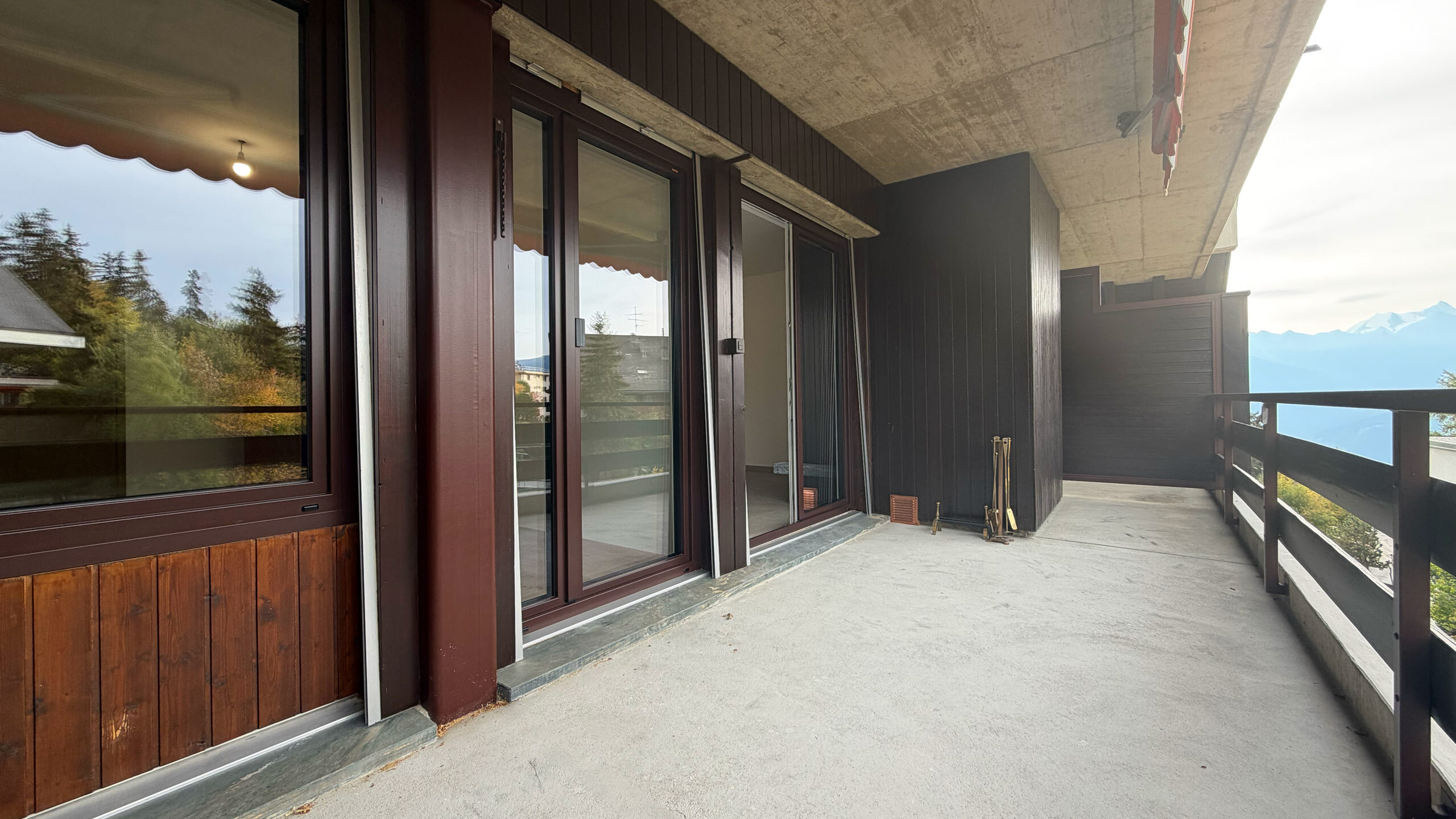 Large balcon pour profiter des beaux jours Large balcon pour profiter des beaux jours
