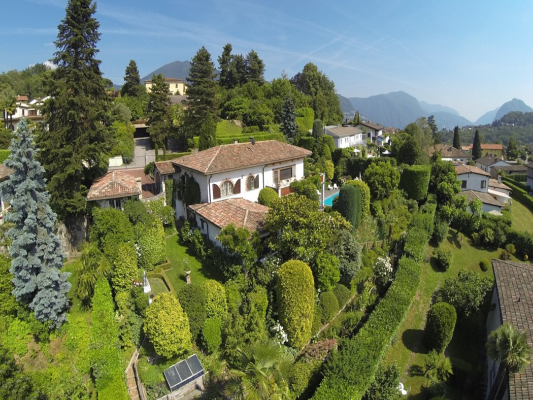 Splendida villa con magnifico giardino in esclusiva zona residenziale a Comano