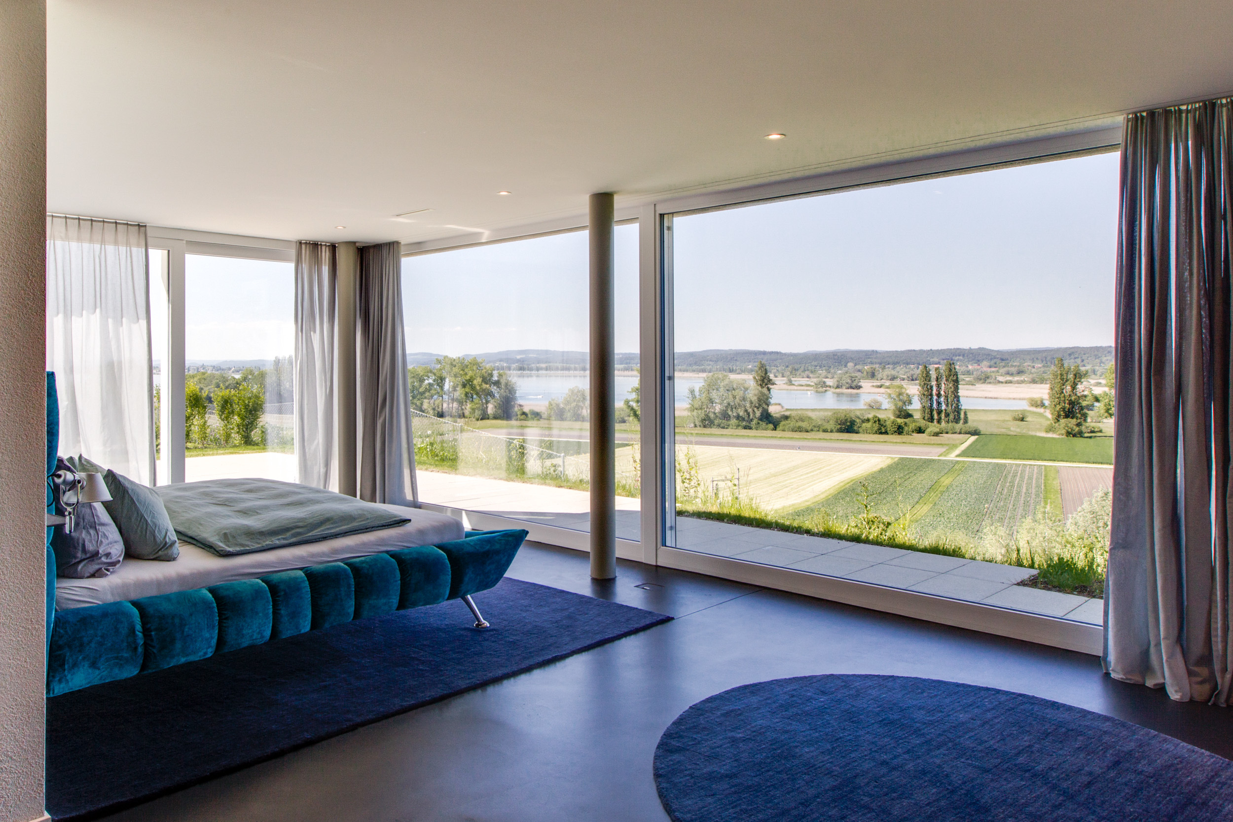 Riesige, sonnenverwöhnte Zimmer mit Seesicht. Riesige, sonnenverwöhnte Zimmer mit Seesicht.