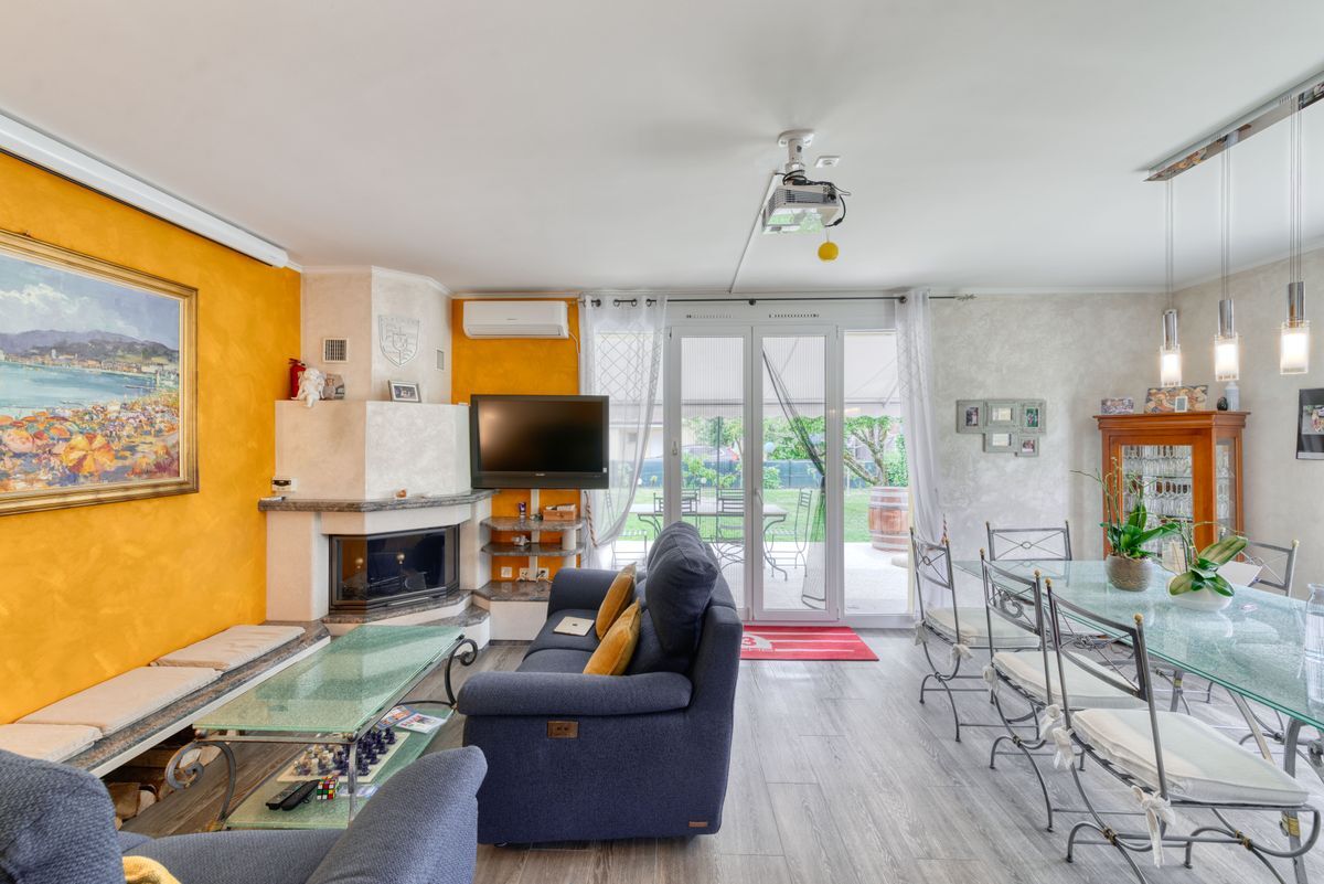Salon lumineux avec cheminée et accès à la terrasse. Salon lumineux avec cheminée et accès à la terrasse.