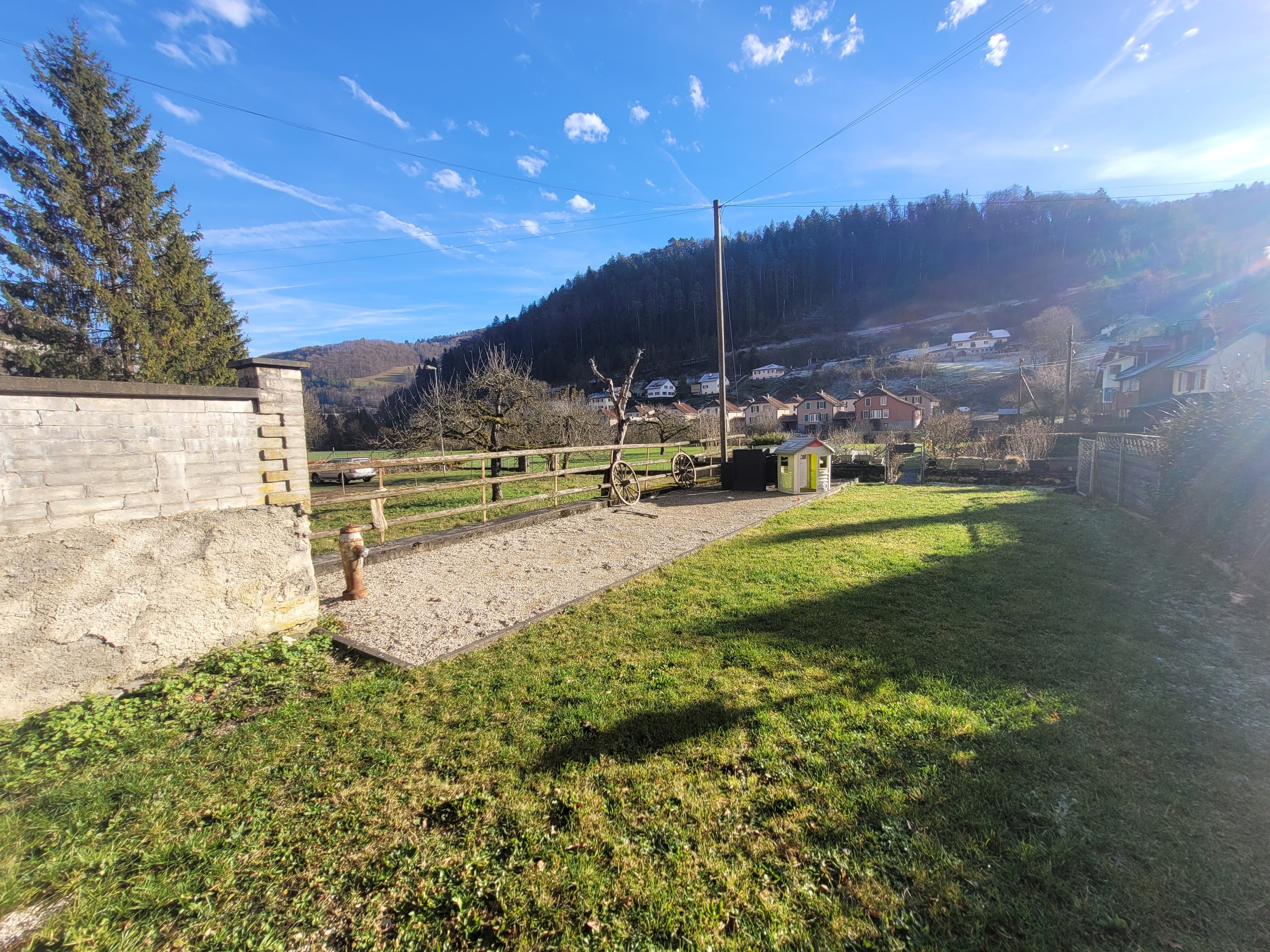 Terrasse, coin vert avec piste de pétanque Terrasse, coin vert avec piste de pétanque