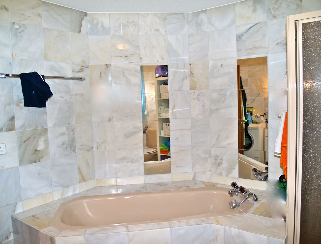 Badezimmer (mit Badewanne und Dusche) Badezimmer (mit Badewanne und Dusche)
