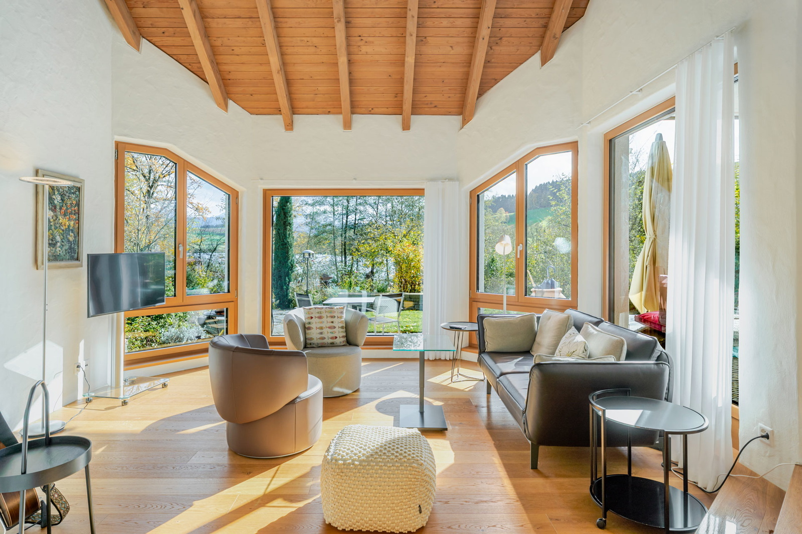 Grosszügiges Wohnzimmer mit Panoramafenster