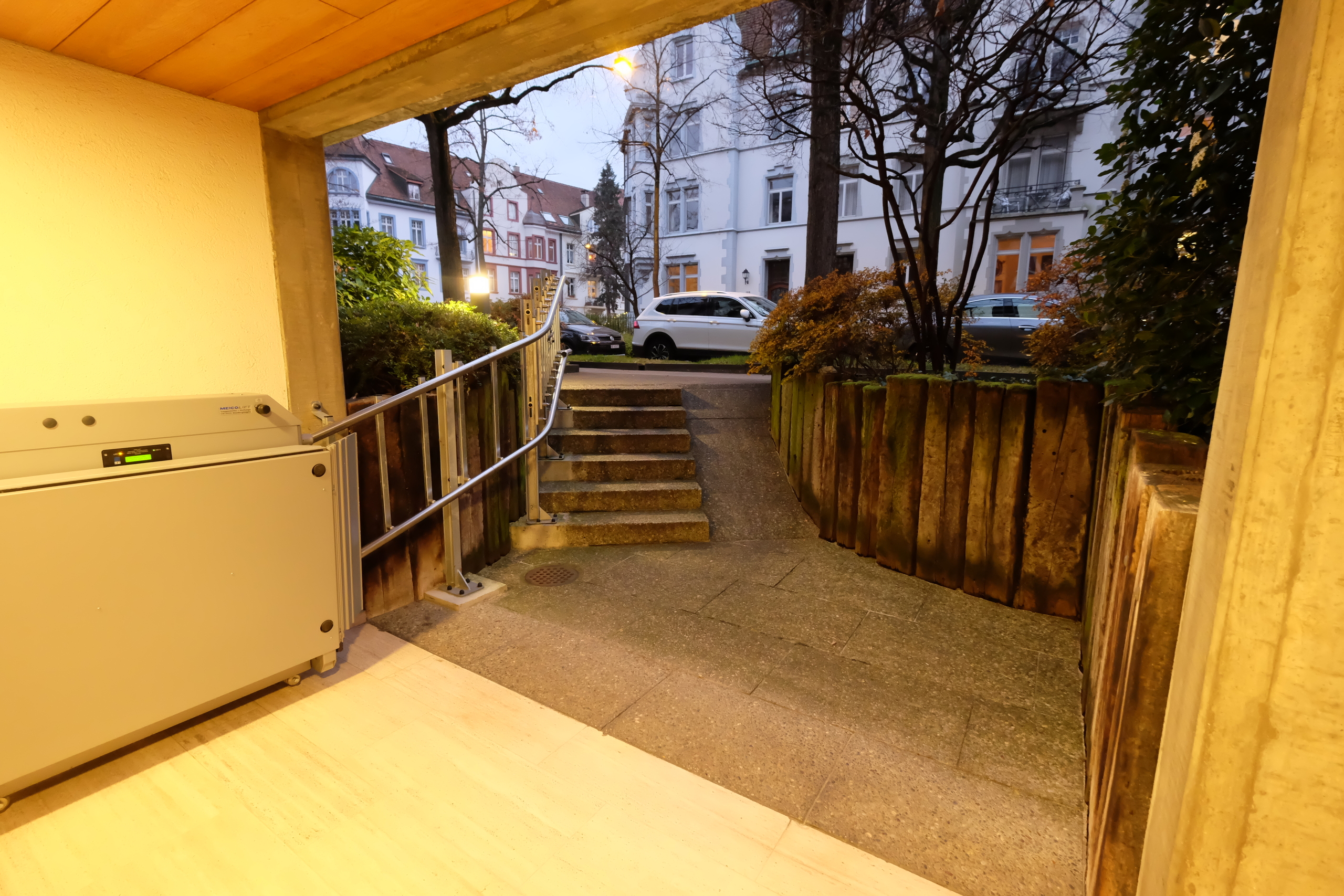 Hauseingang mit Treppenlift