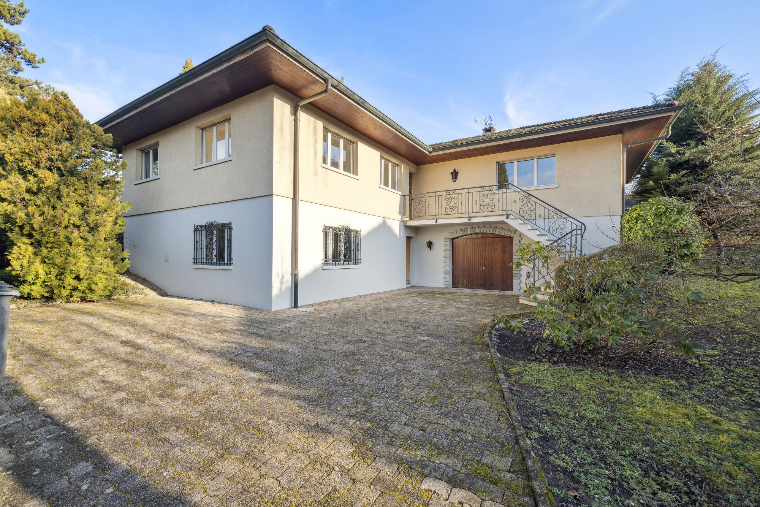 La propriété avec sa cour La propriété avec sa cour