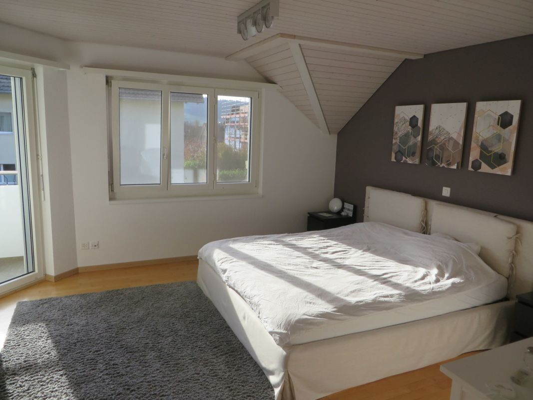 Elternschlafzimmer mit Ausgang auf Balkon