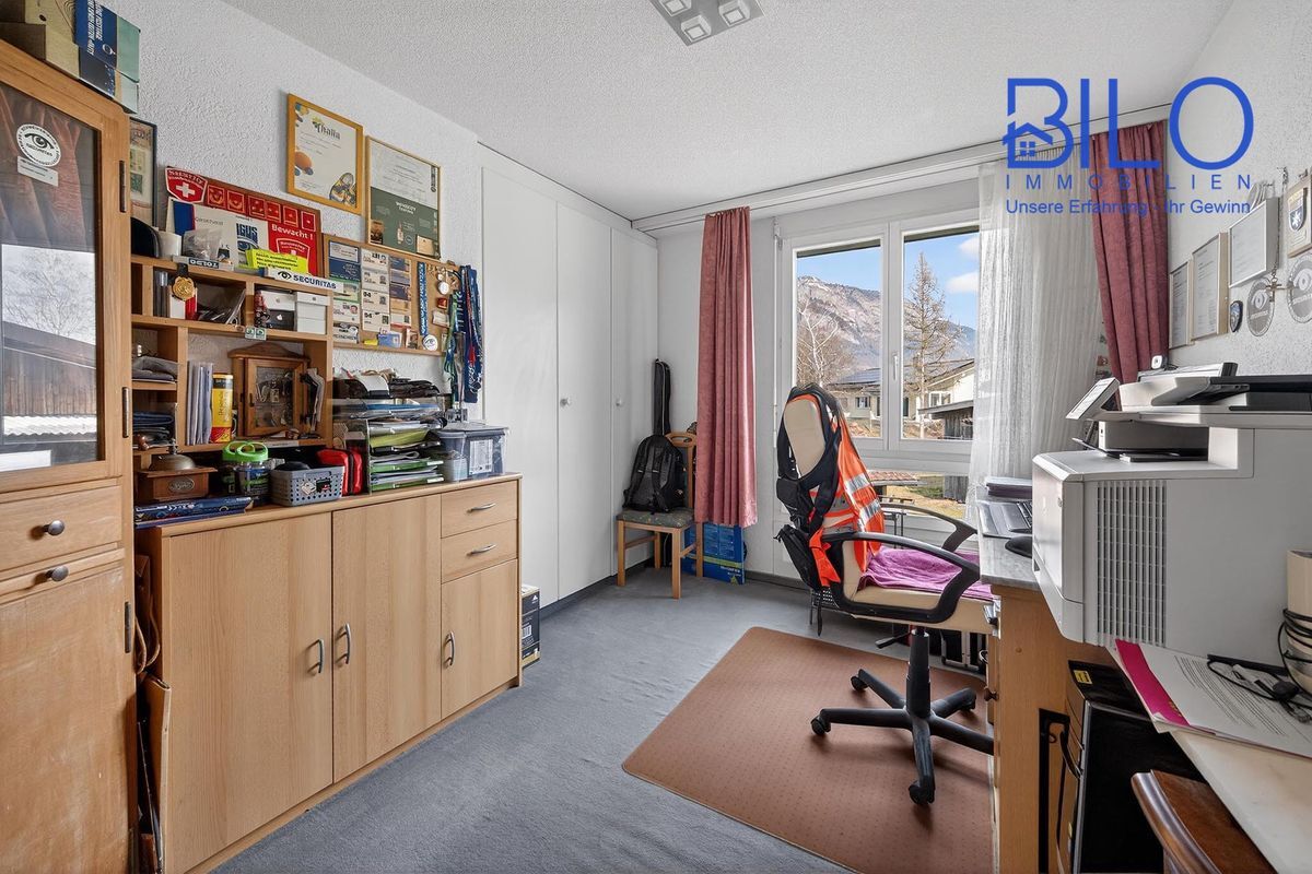 Helles Schlafzimmer oder Büro mit Fenster und Bergblick in Salez, CH. Helles Schlafzimmer oder Büro mit Fenster und Bergblick in Salez, CH.