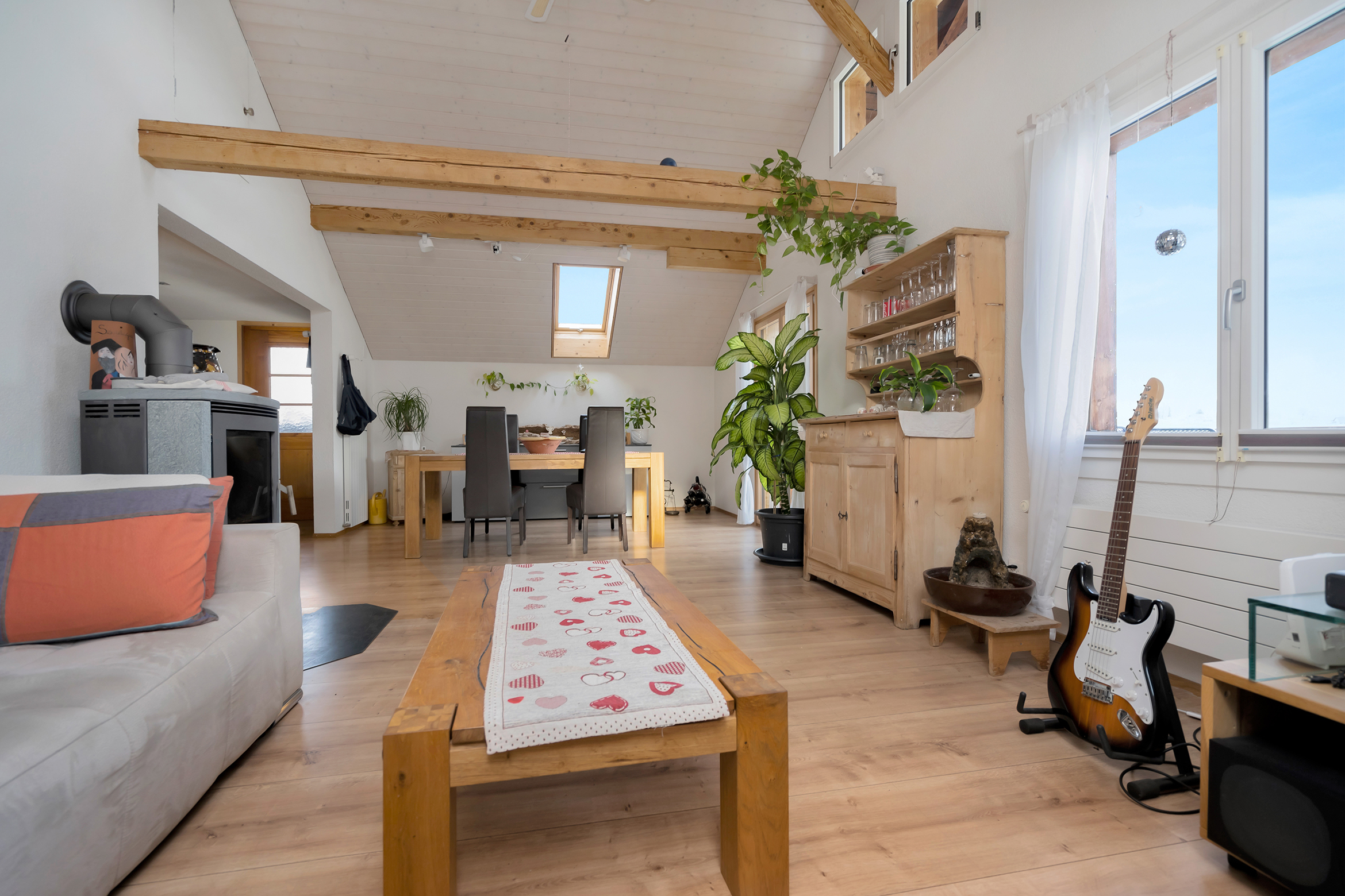 Wohnbereich mit Parkettboden und Schwedenofen